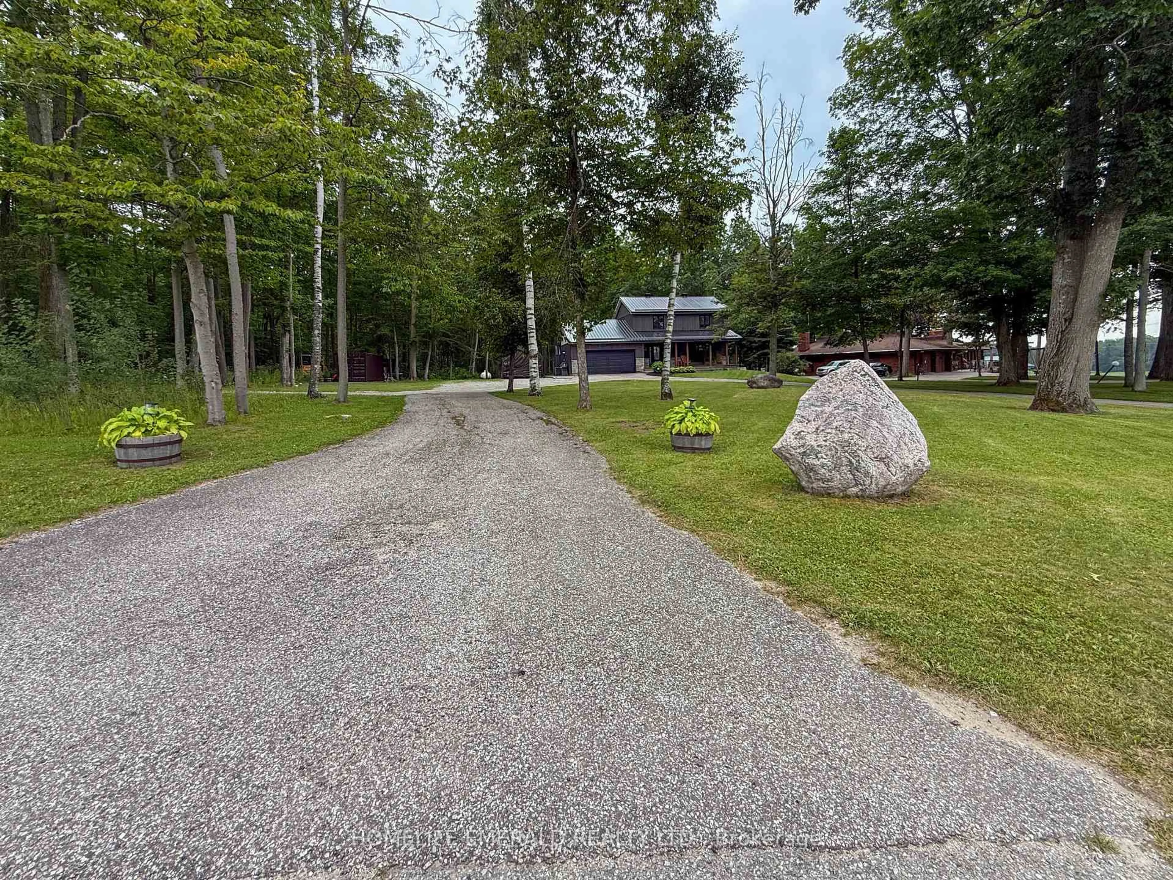 A pic from outside/outdoor area/front of a property/back of a property/a pic from drone, mountain view for 2391 Seadon Rd, Springwater Ontario L4N 6V1