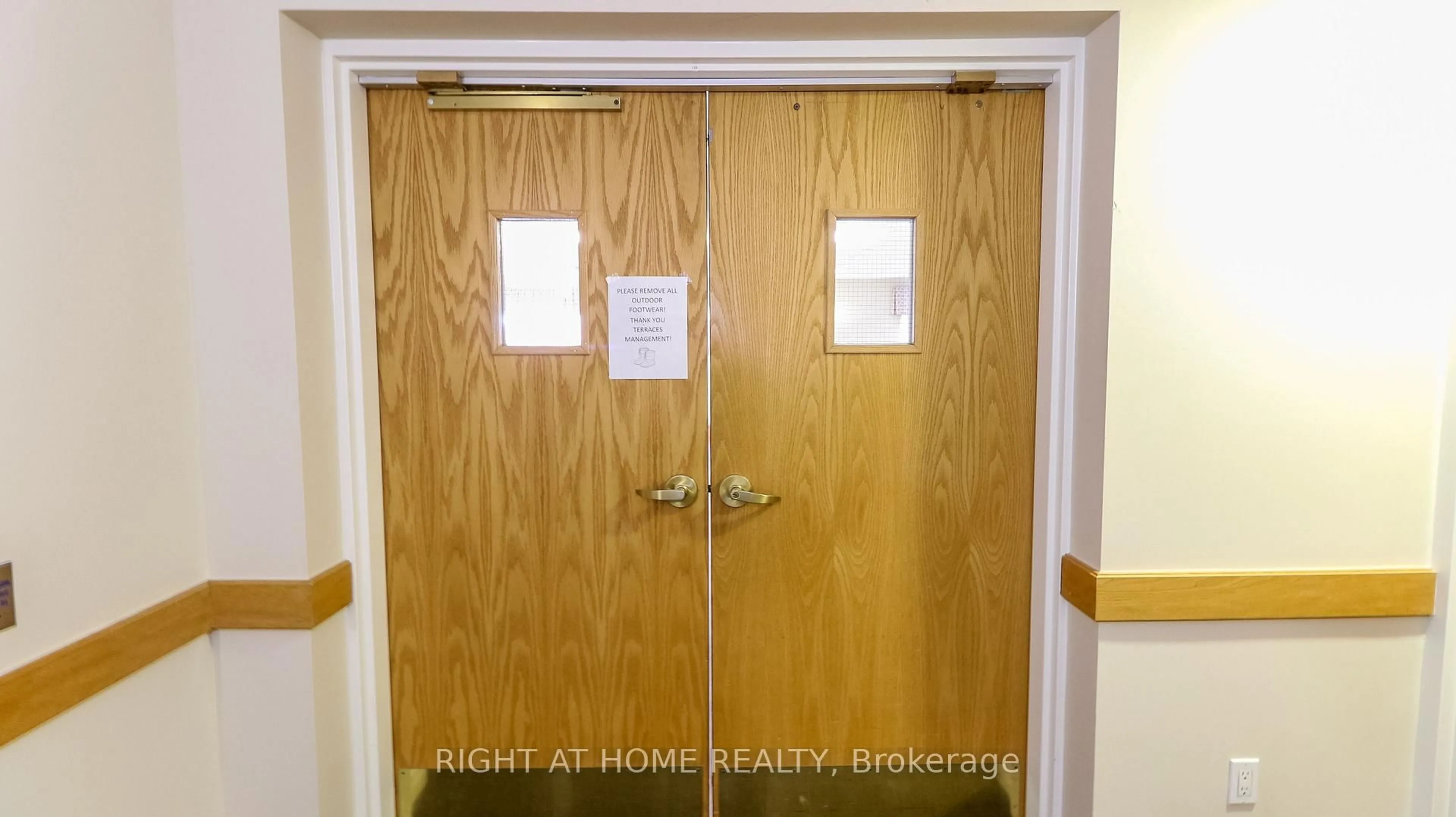 Indoor foyer for 94 Dean Ave #404, Barrie Ontario L4N 0M3