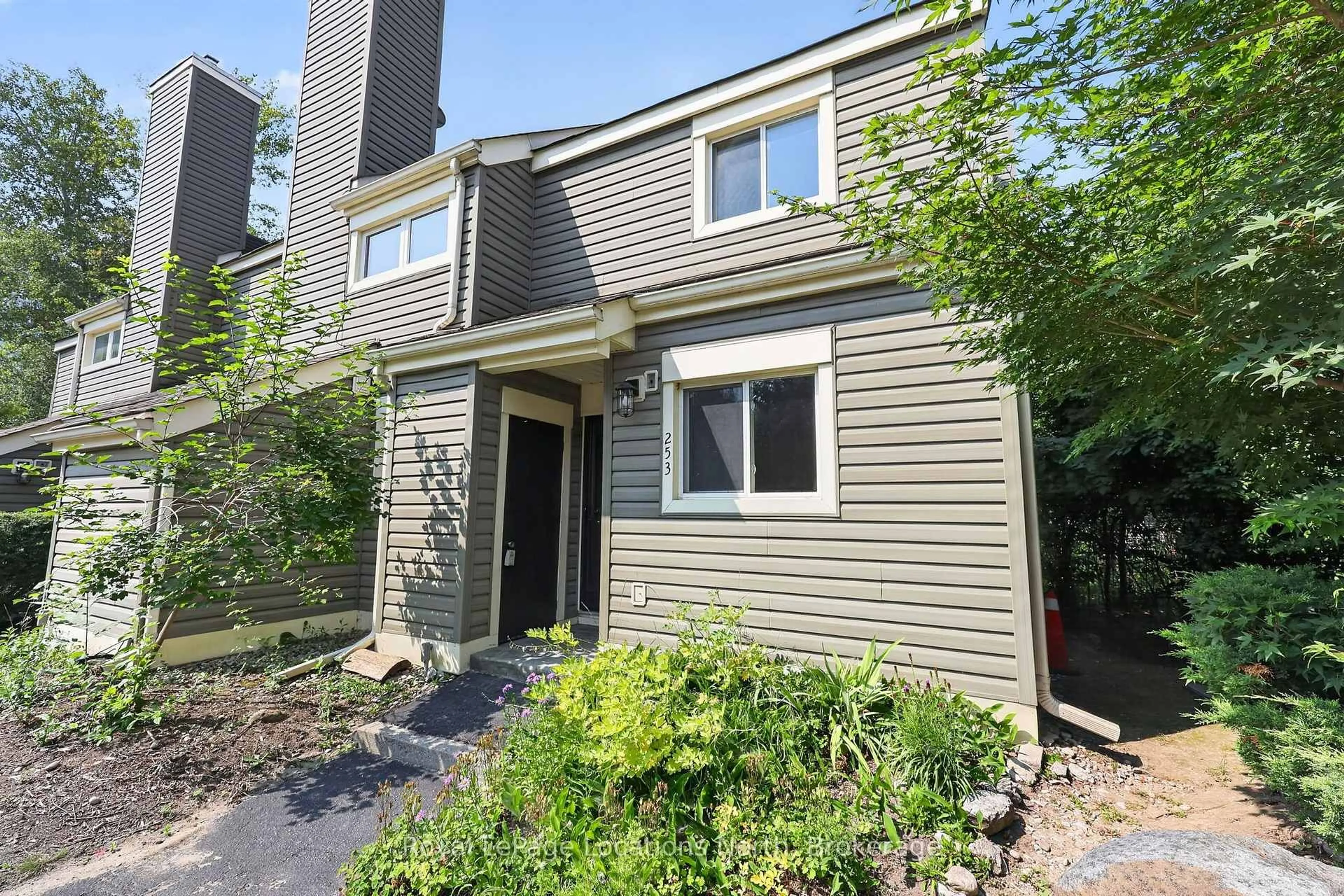 Home with vinyl exterior material, street for 13 Harbour St #253, Collingwood Ontario L9Y 5B4