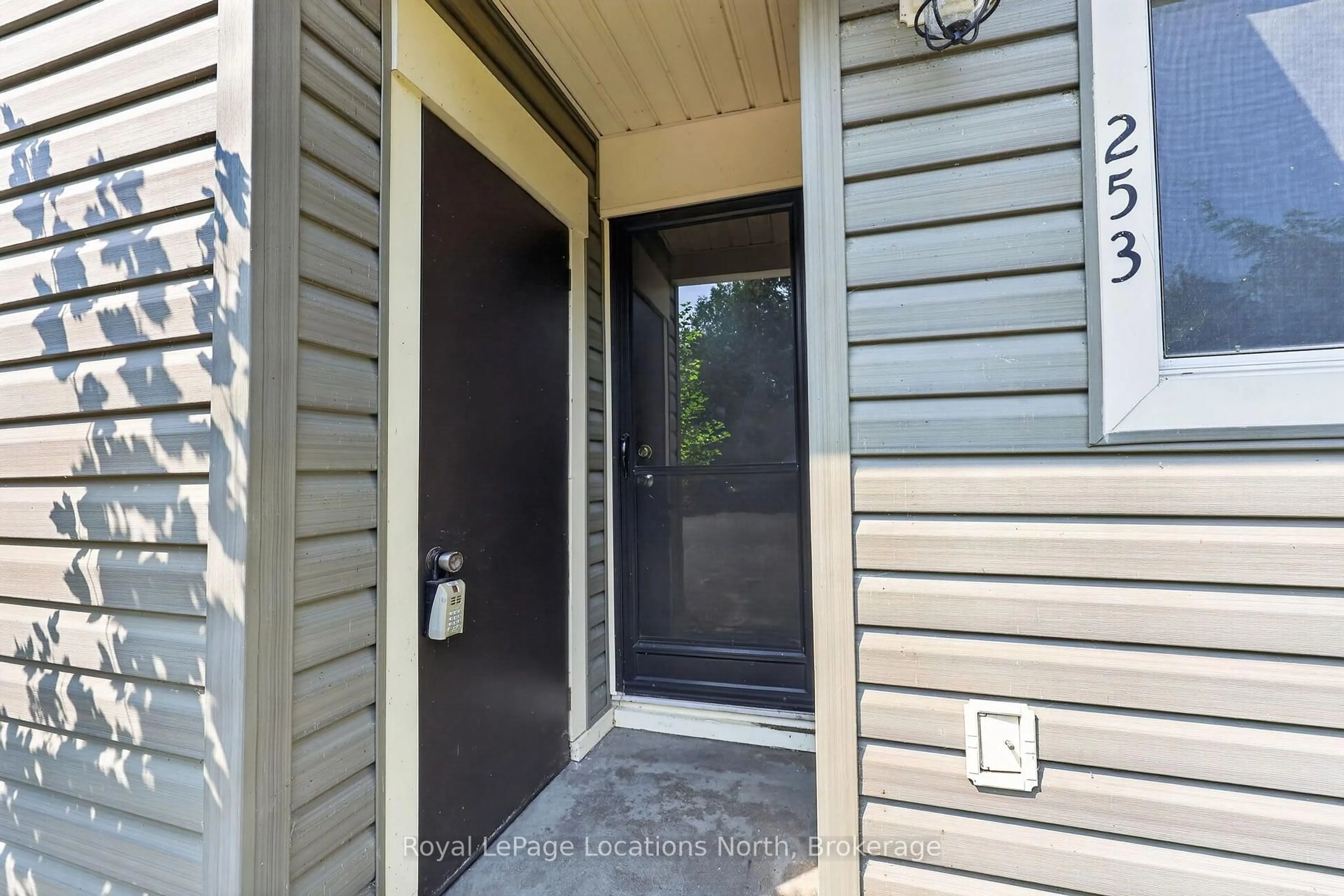 Indoor entryway for 13 Harbour St #253, Collingwood Ontario L9Y 5B4