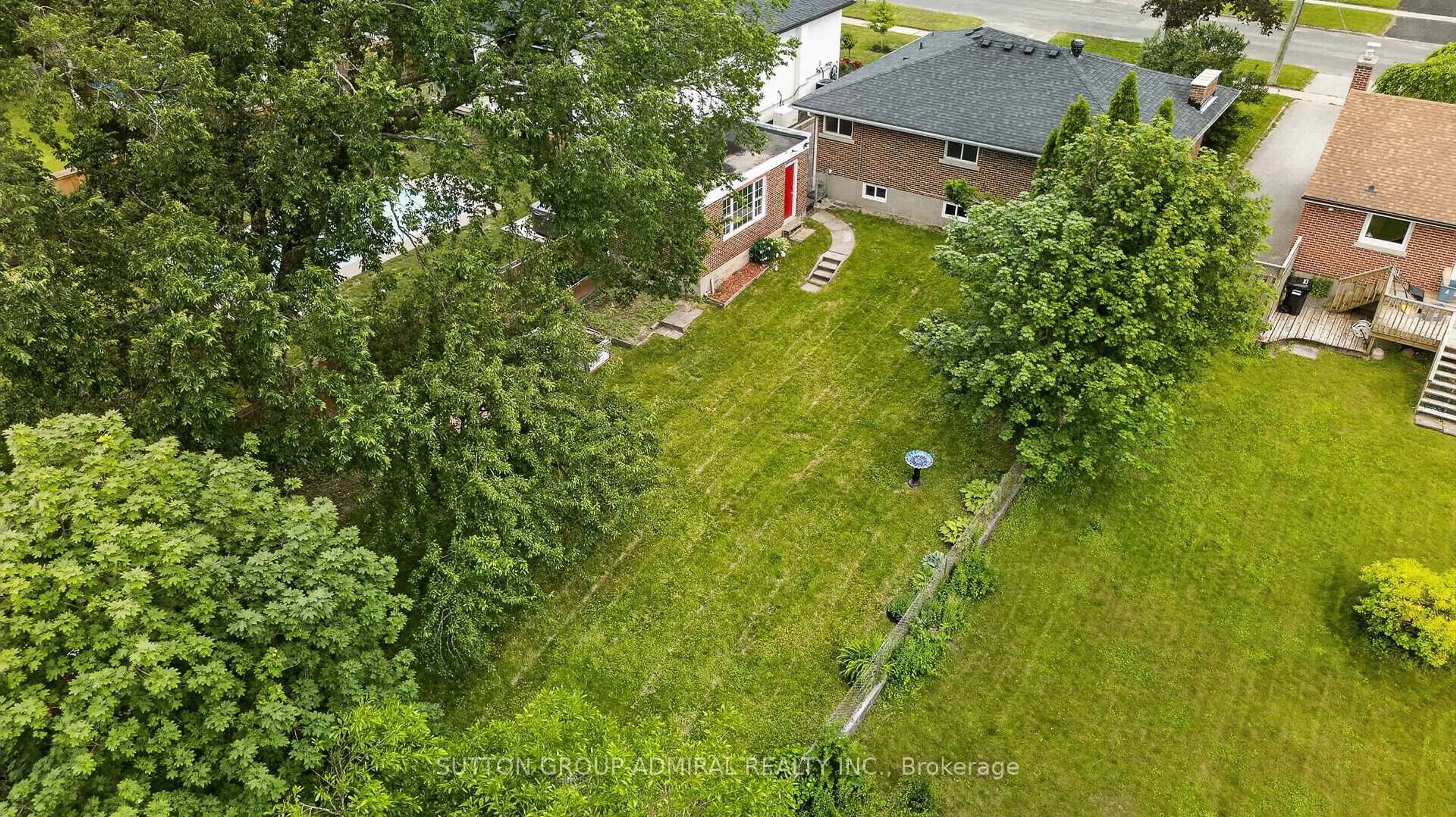 A pic from outside/outdoor area/front of a property/back of a property/a pic from drone, street for 26 Shannon St, Barrie Ontario L4M 2K8