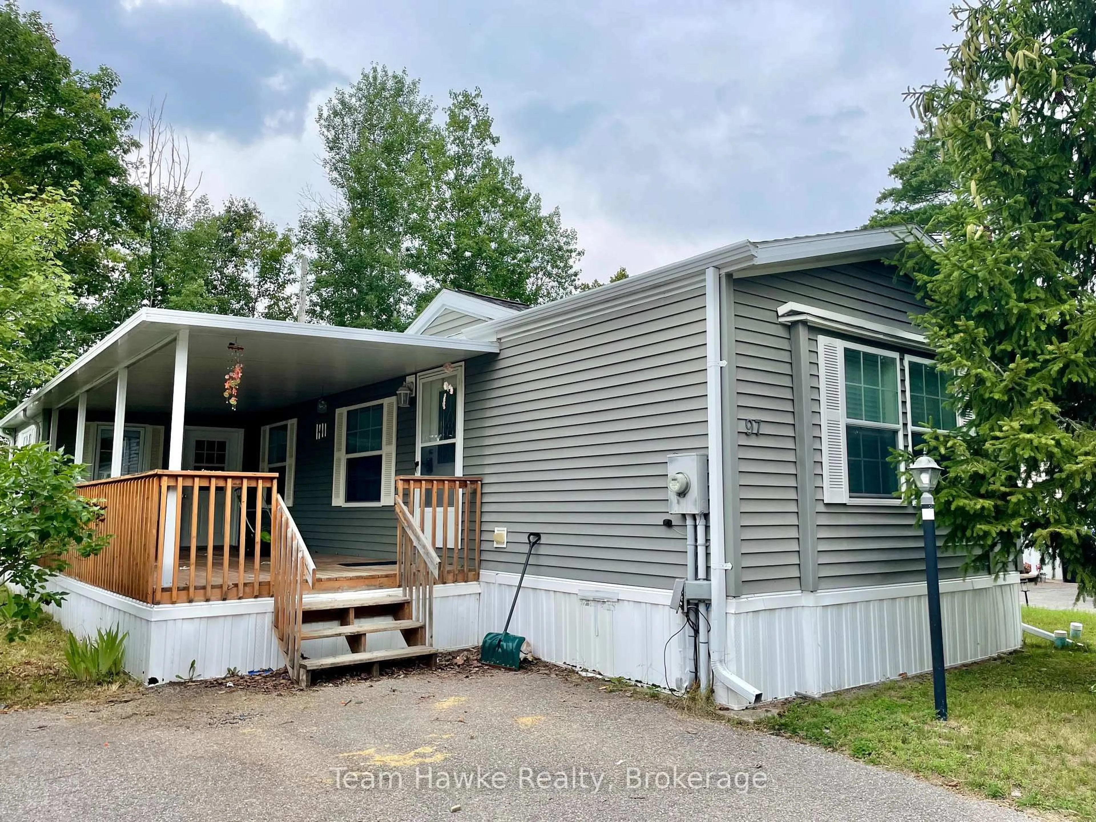 Home with vinyl exterior material, unknown for 97 Georgian Glen Dr, Wasaga Beach Ontario L9Z 1K8