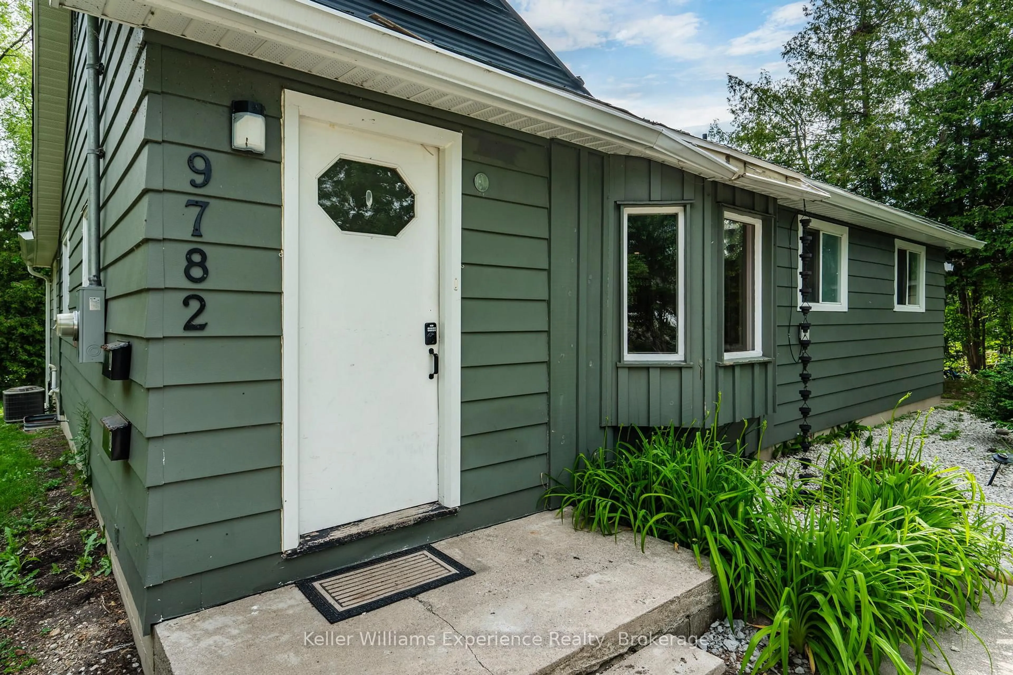 Home with vinyl exterior material, street for 9782 Beachwood Dr, Collingwood Ontario L9Y 5P8