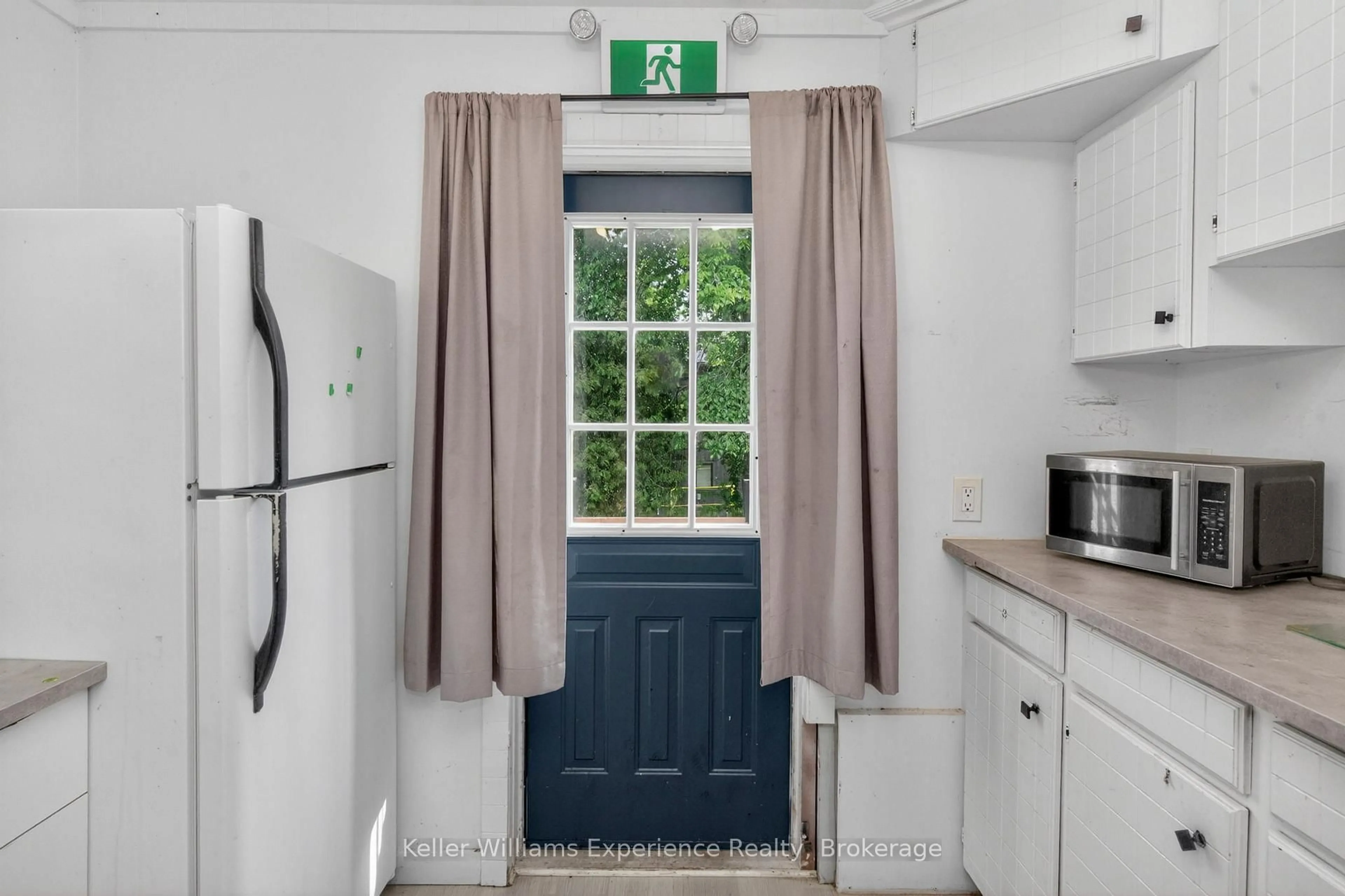 Standard kitchen, unknown for 9782 Beachwood Dr, Collingwood Ontario L9Y 5P8
