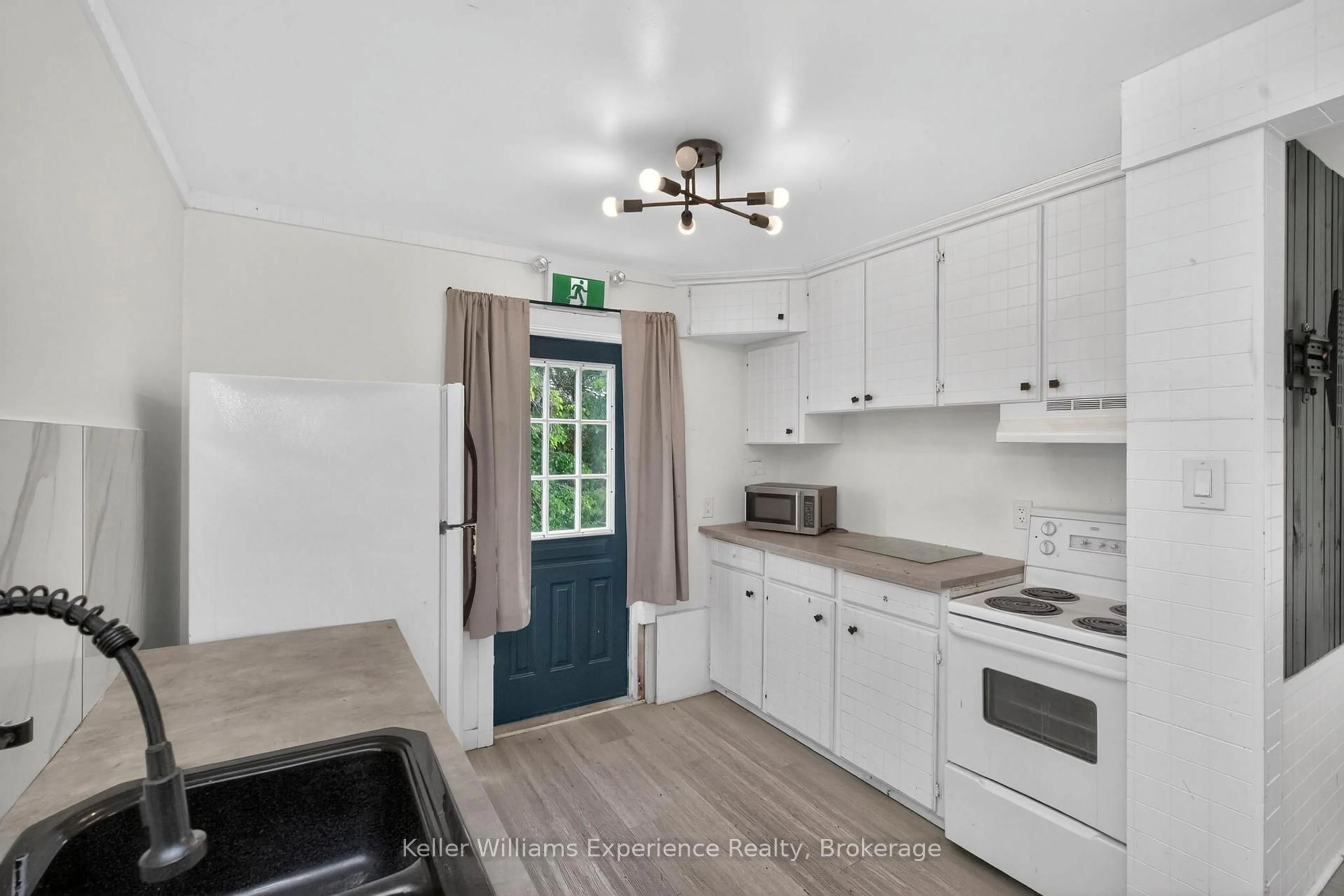 Standard kitchen, ceramic/tile floor for 9782 Beachwood Dr, Collingwood Ontario L9Y 5P8