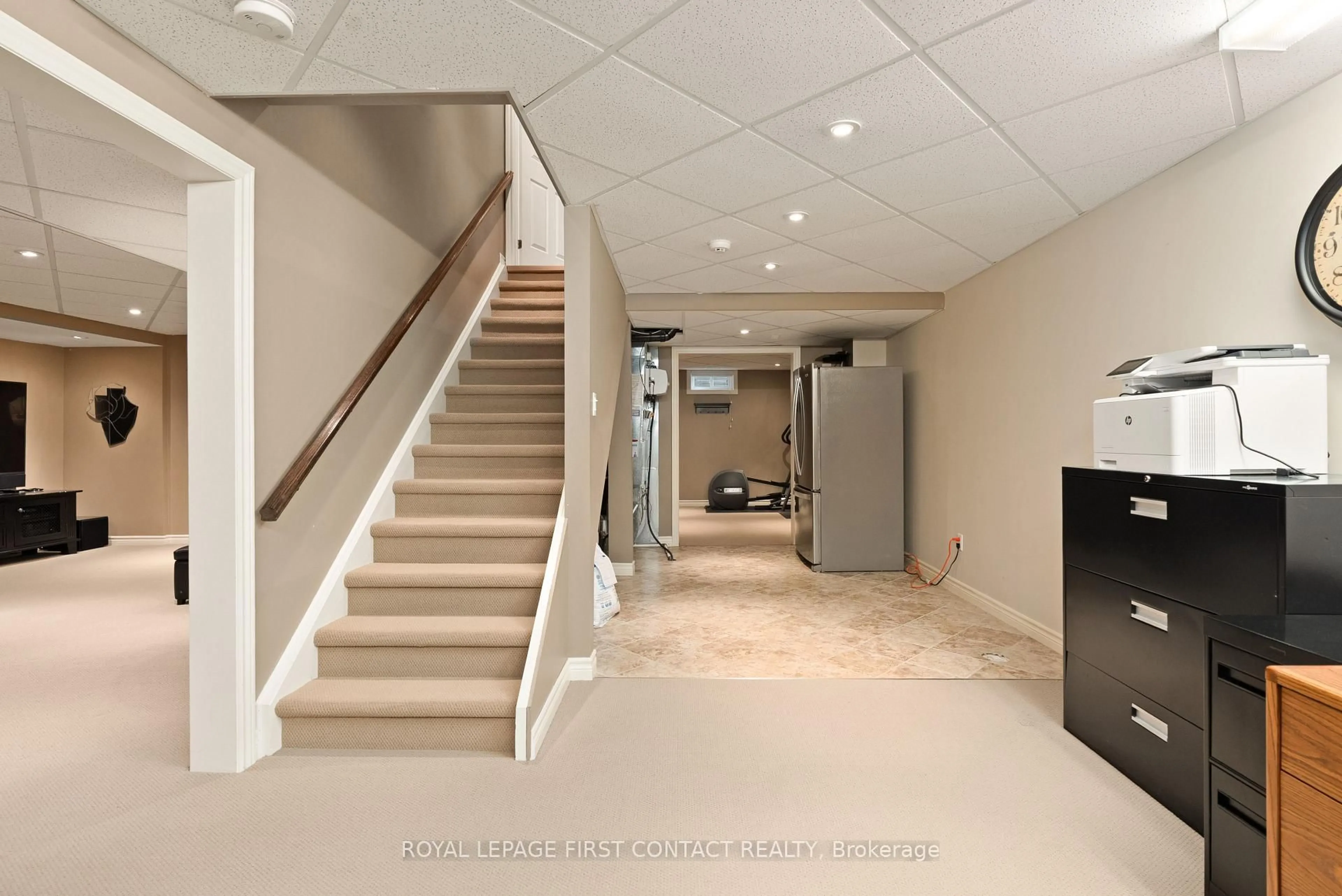 Indoor foyer for 92 Wildwood Tr, Barrie Ontario L4N 7Z8