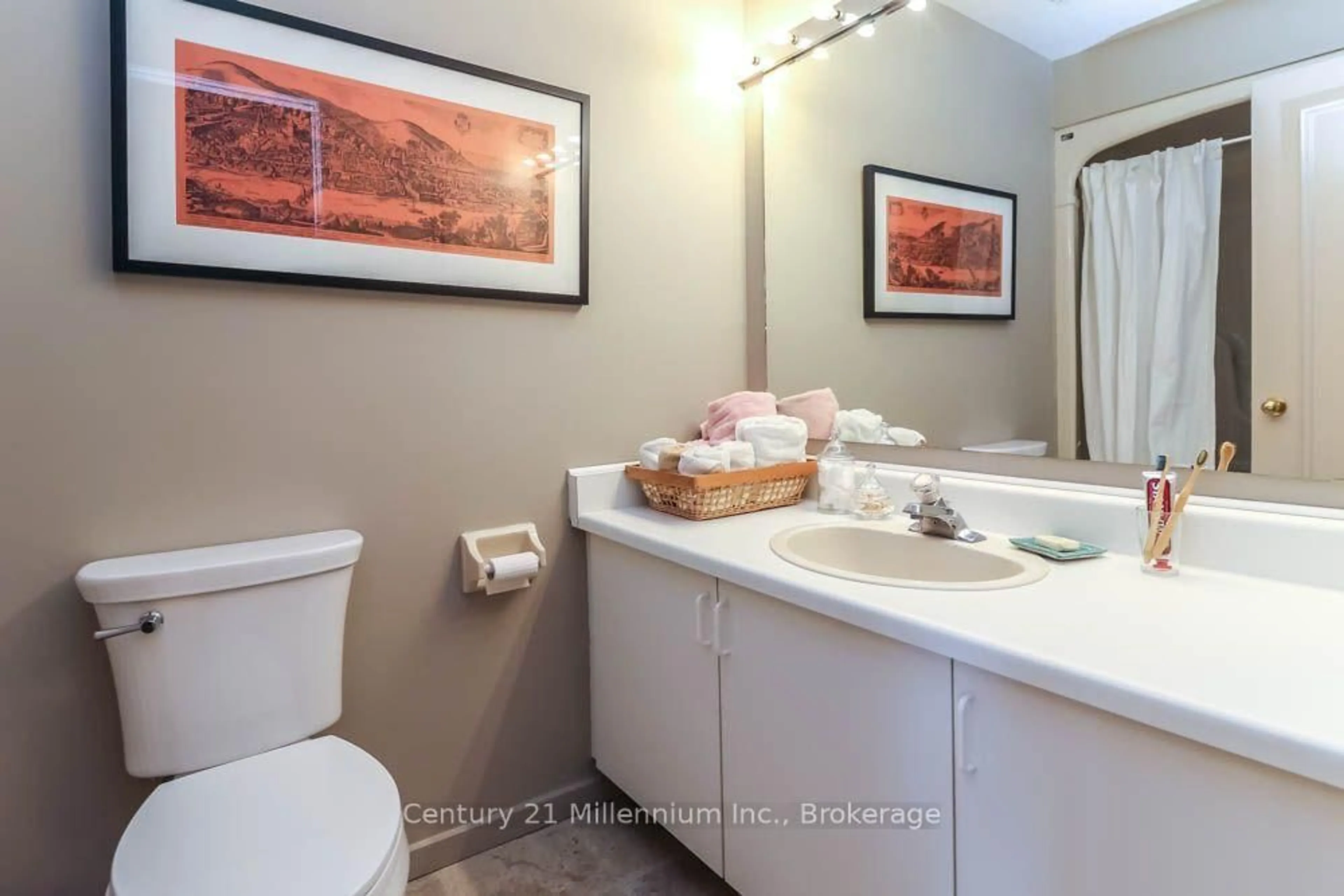 Standard bathroom, ceramic/tile floor for 127 Fairway Cres #21, Collingwood Ontario L9Y 5B4