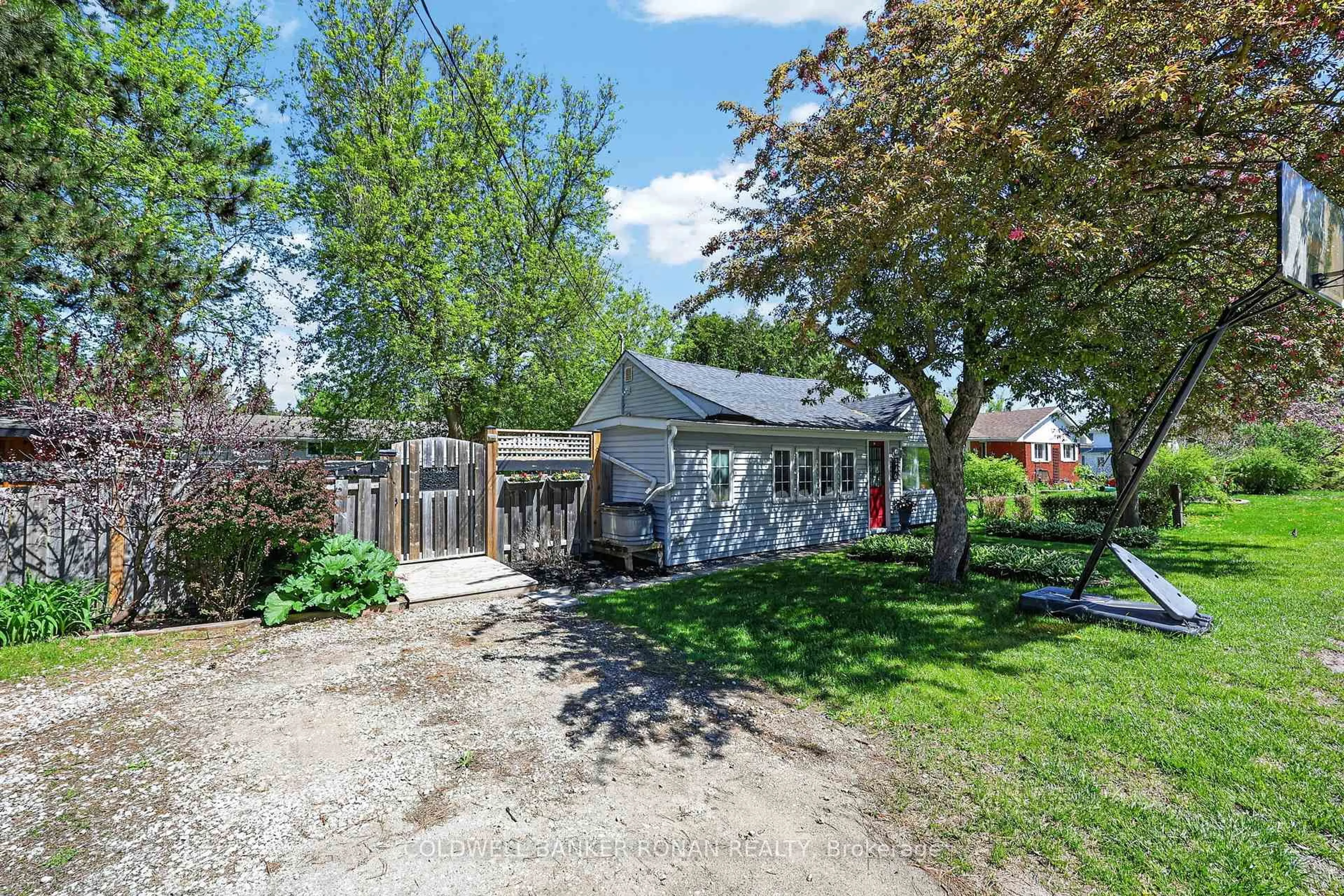 A pic from outside/outdoor area/front of a property/back of a property/a pic from drone, street for 246 Weir St, Clearview Ontario L0M 1S0