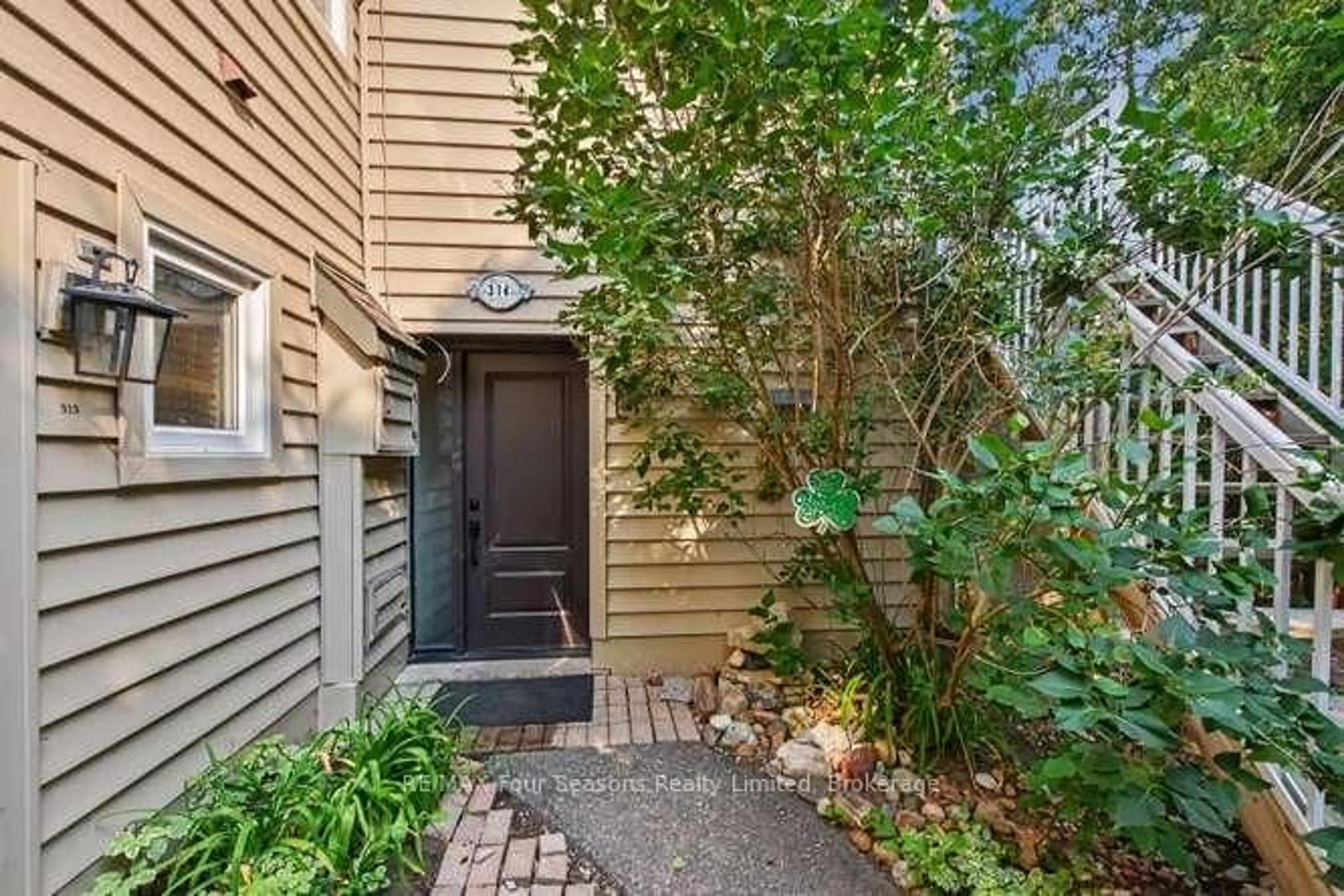 Indoor entryway for 5 Dawson Dr #314, Collingwood Ontario L9Y 5B4