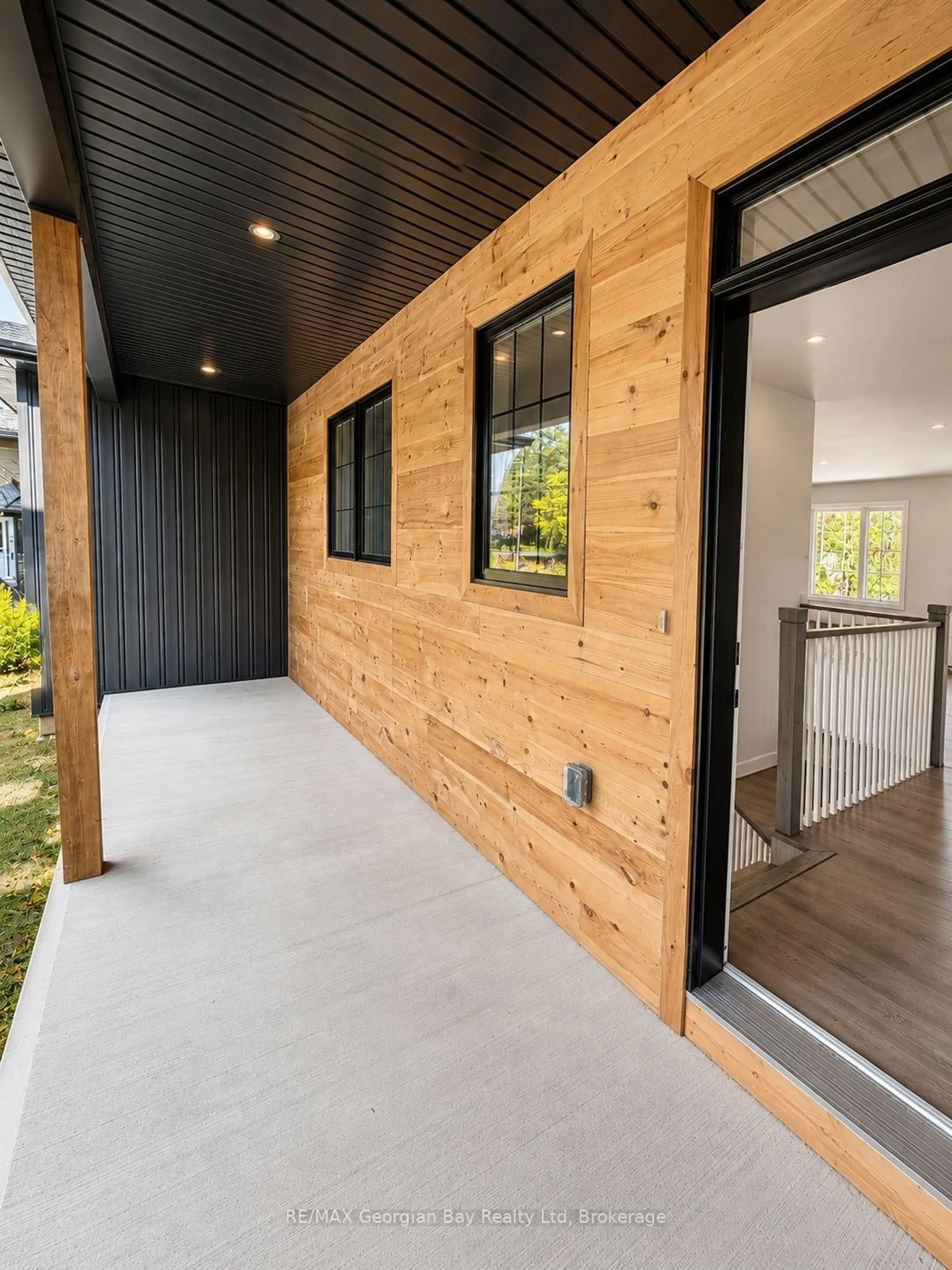 Indoor entryway for 49 Beaufort Cres, Tiny Ontario L9M 0B8