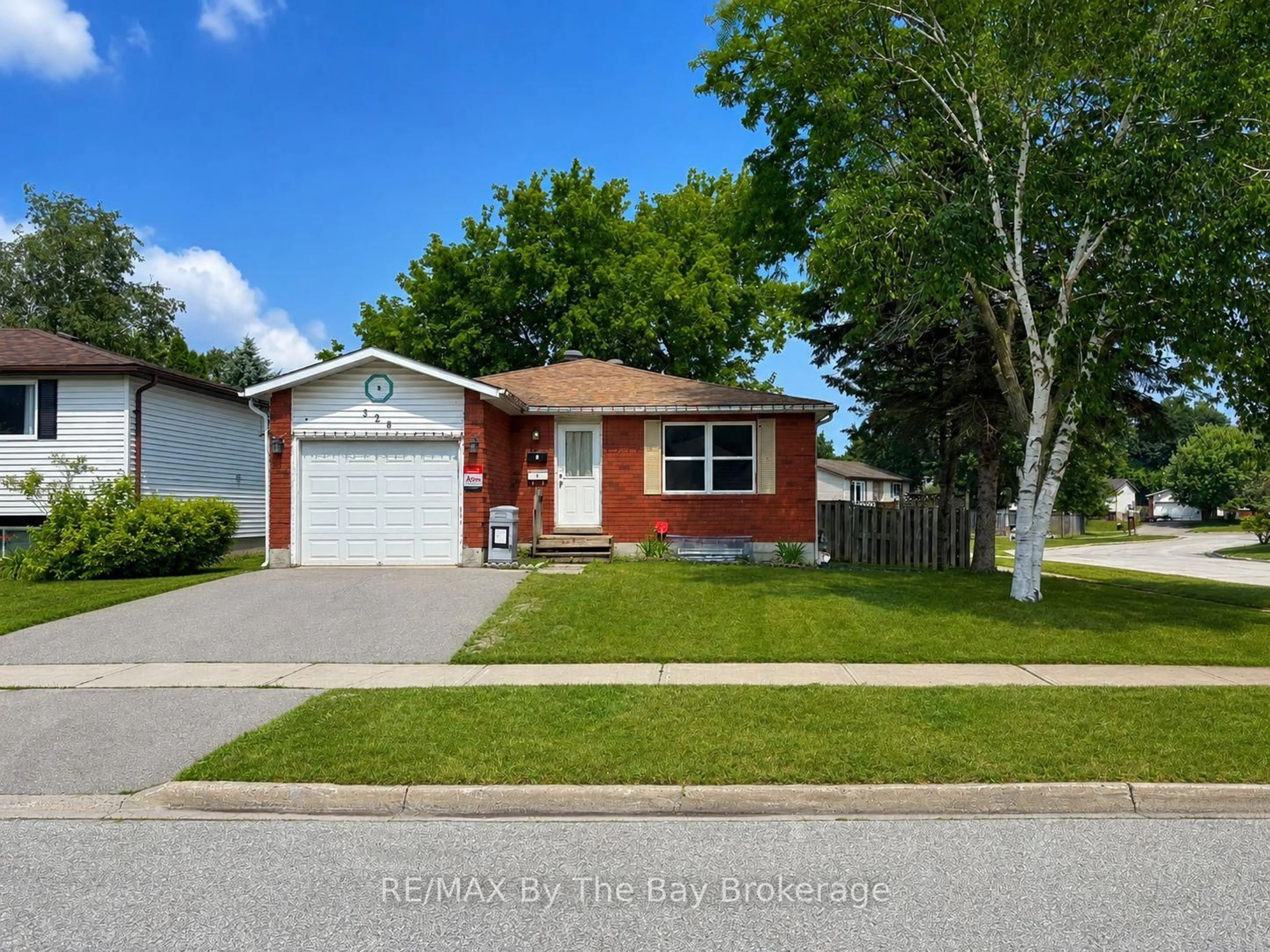 Home with vinyl exterior material, street for 326 Christine Dr, Midland Ontario L4R 5A4