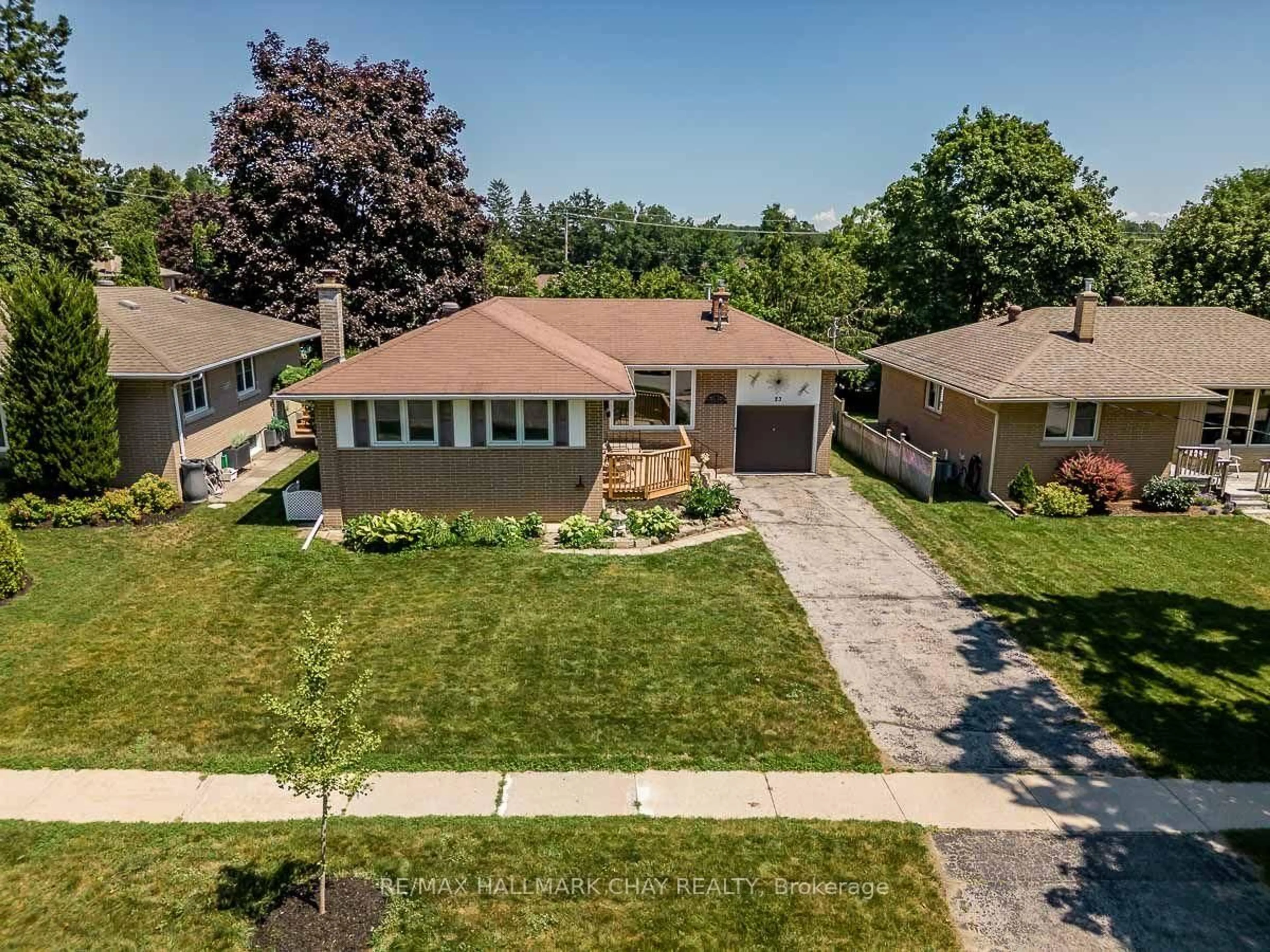 A pic from outside/outdoor area/front of a property/back of a property/a pic from drone, street for 23 Downsview Dr, Barrie Ontario L4M 4P7