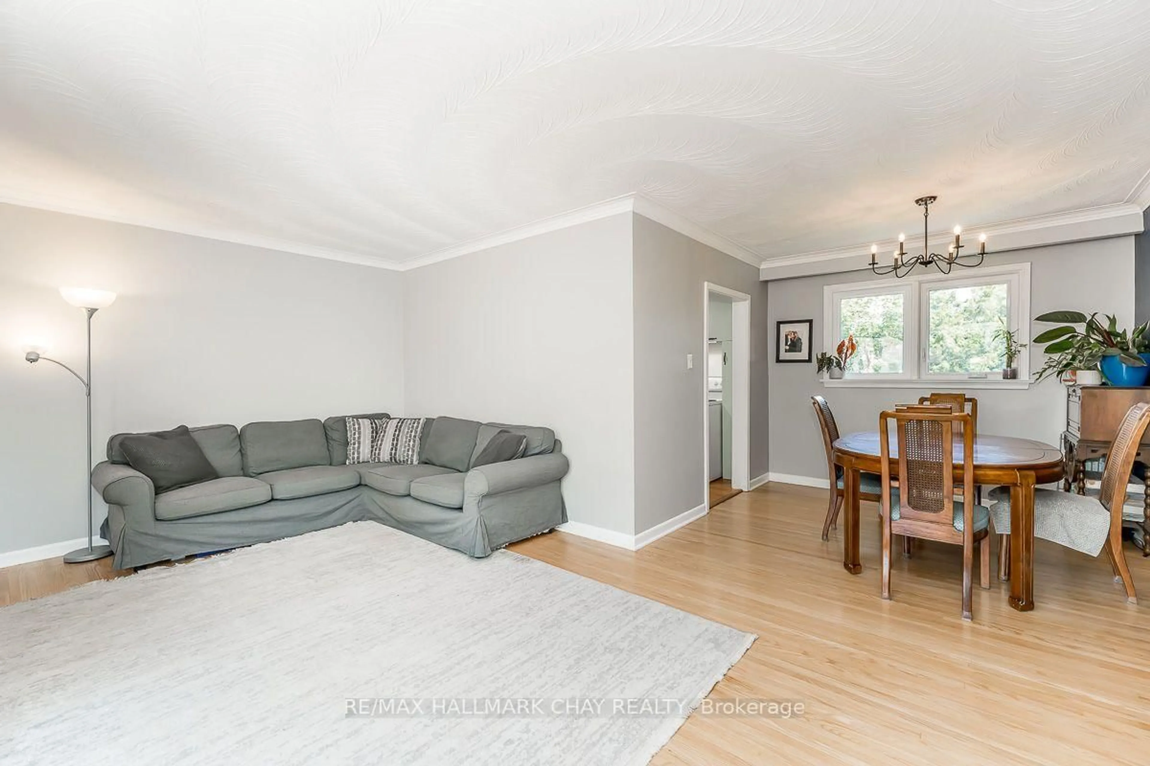 Living room with furniture, wood/laminate floor for 23 Downsview Dr, Barrie Ontario L4M 4P7