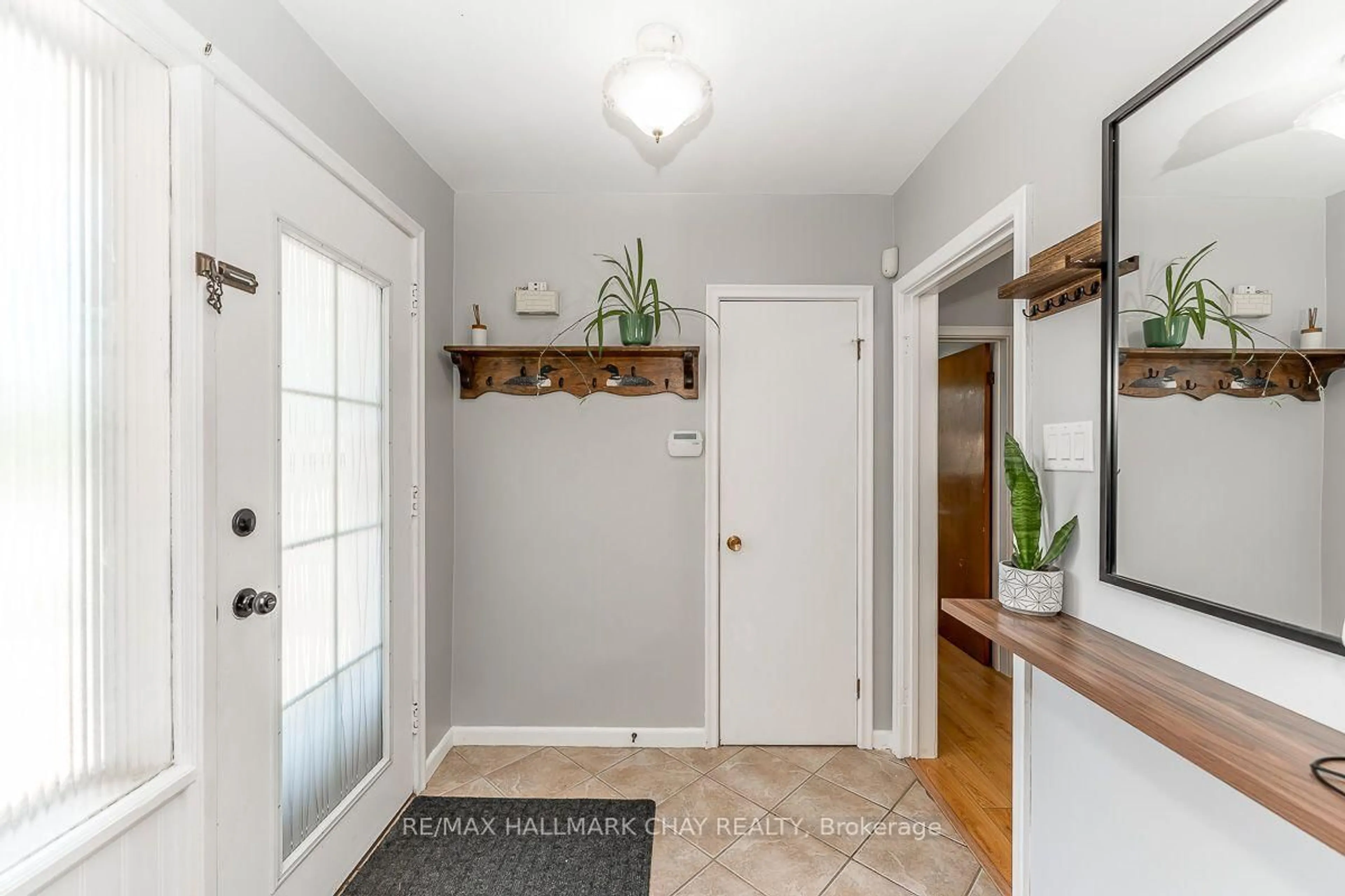 Indoor entryway for 23 Downsview Dr, Barrie Ontario L4M 4P7