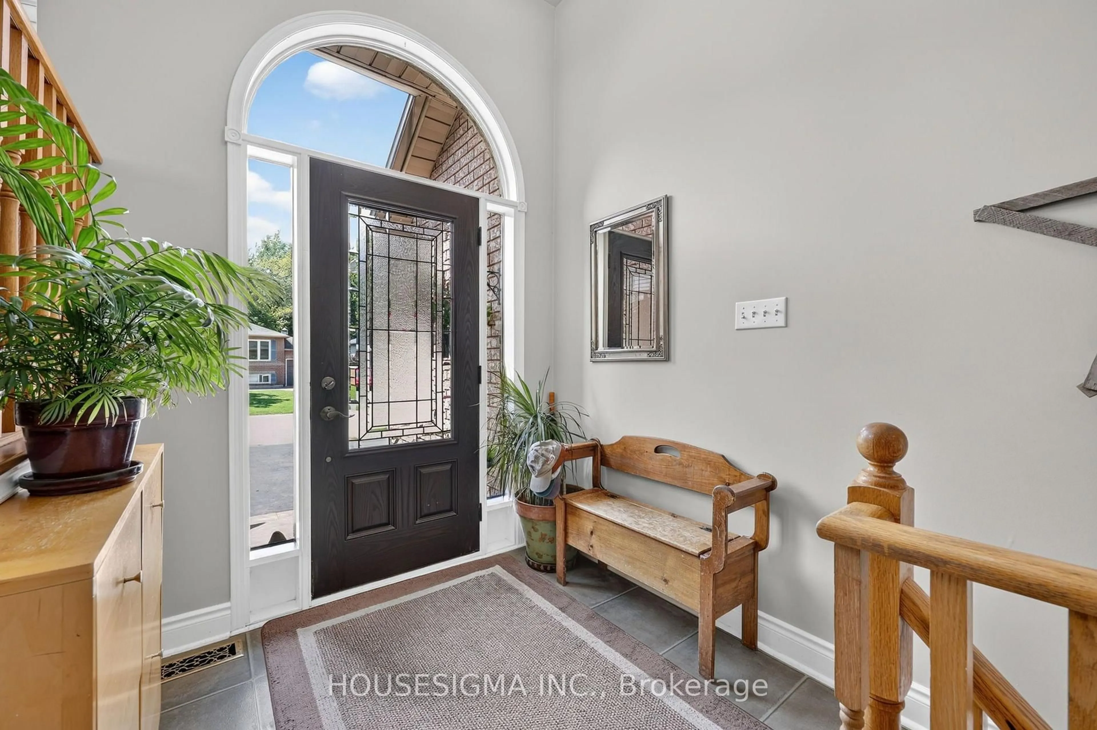 Indoor entryway for 123 Fernbrook Dr, Wasaga Beach Ontario L9Z 1G6