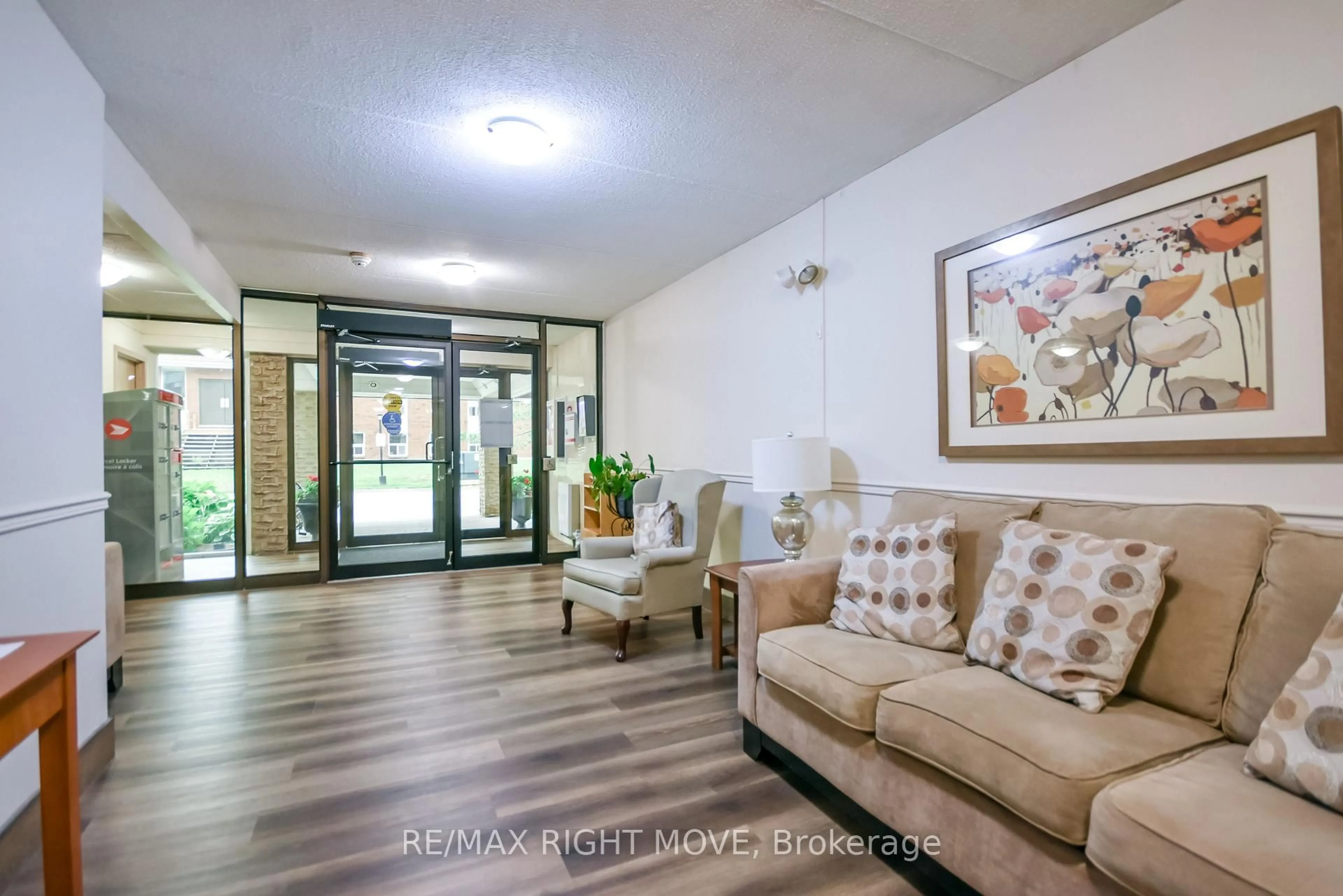 Indoor foyer for 54 Fittons Rd #306, Orillia Ontario L3V 3T9