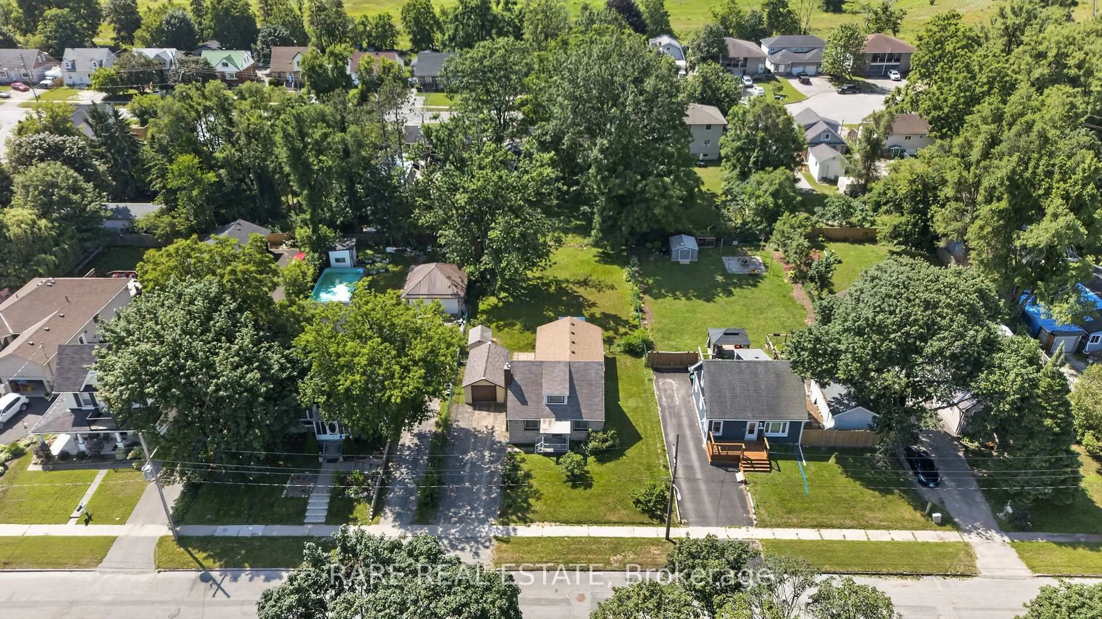A pic from outside/outdoor area/front of a property/back of a property/a pic from drone, street for 11 Wood St, Barrie Ontario L4N 2S9