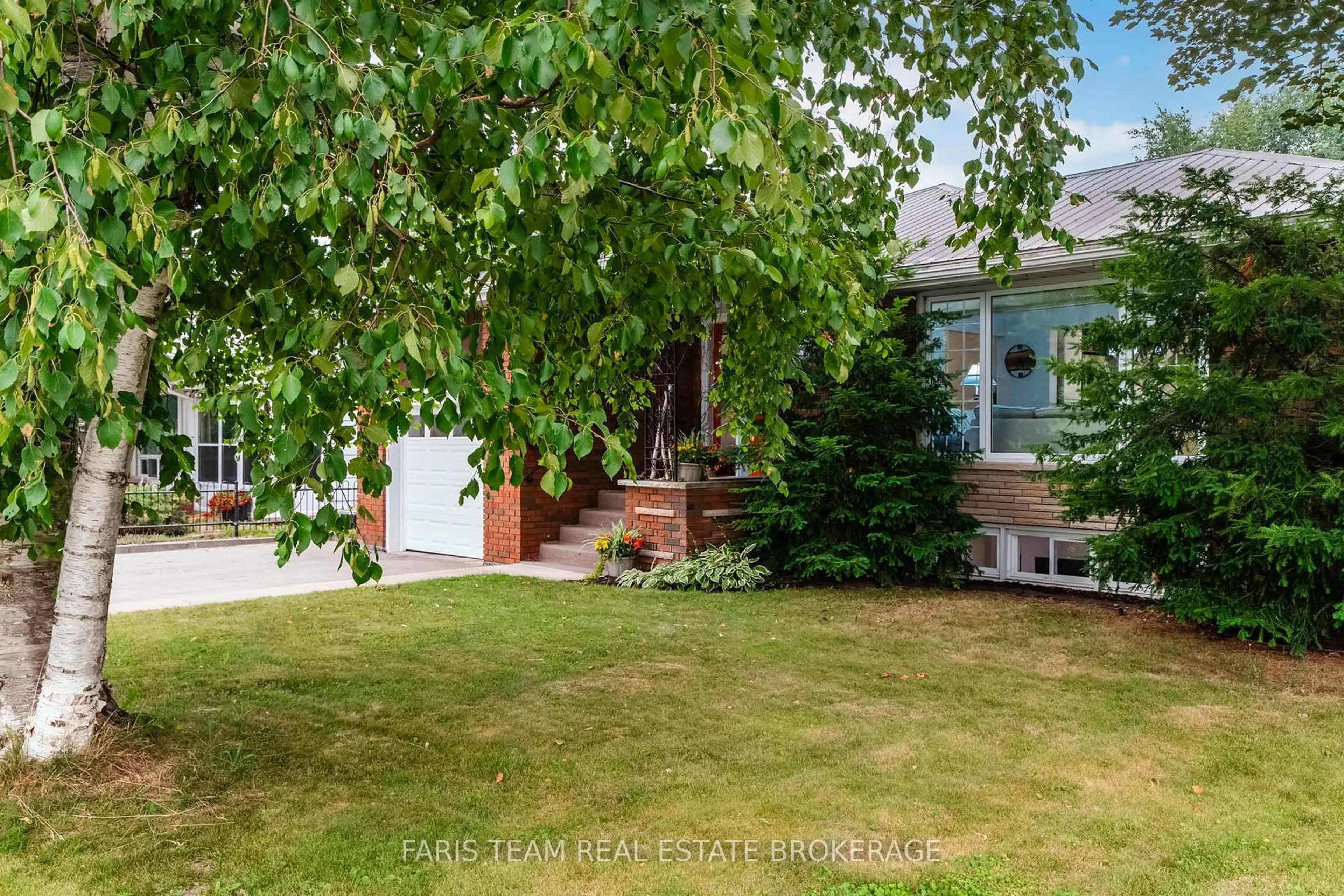 A pic from outside/outdoor area/front of a property/back of a property/a pic from drone, street for 44 Jeffery St, Penetanguishene Ontario L9M 1K5
