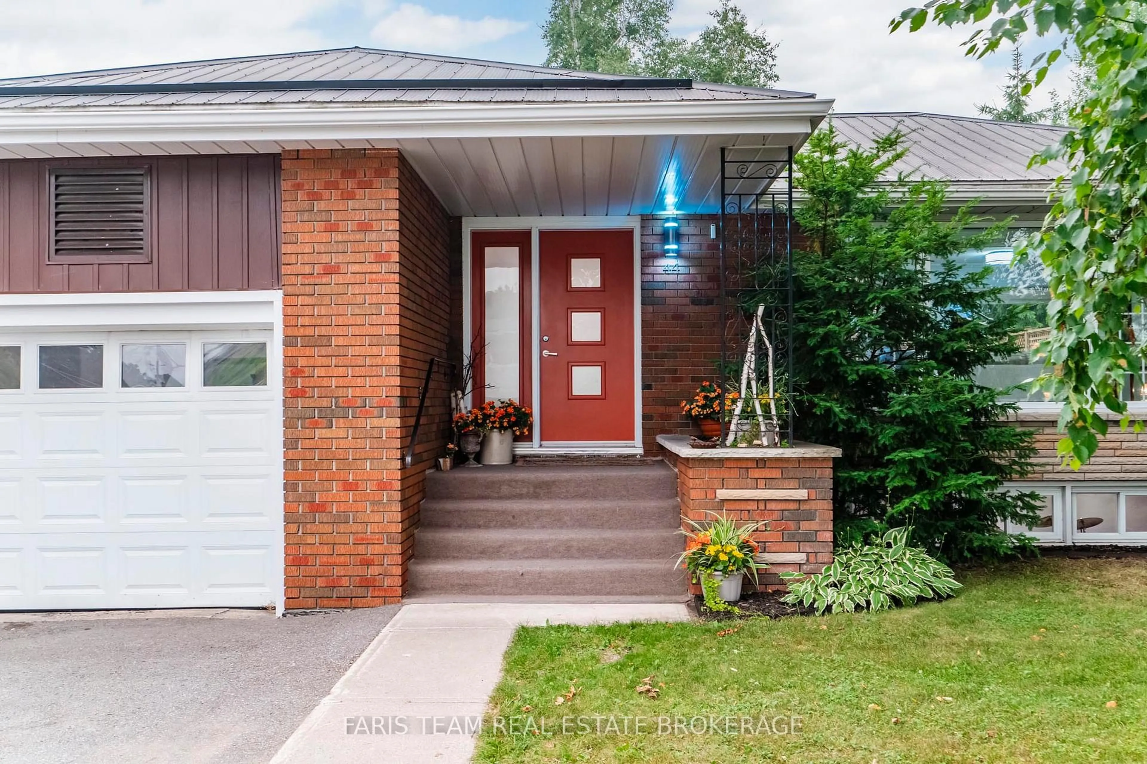 Home with brick exterior material, street for 44 Jeffery St, Penetanguishene Ontario L9M 1K5