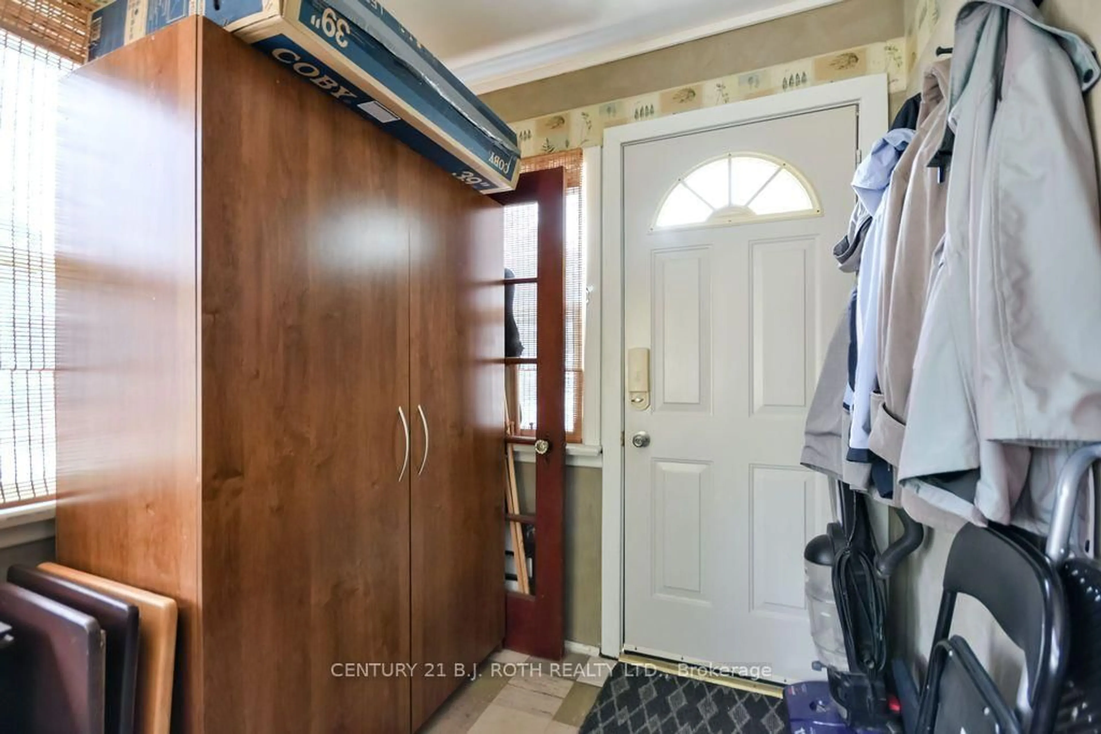 Indoor entryway for 124 MARY St, Orillia Ontario L3V 3E2