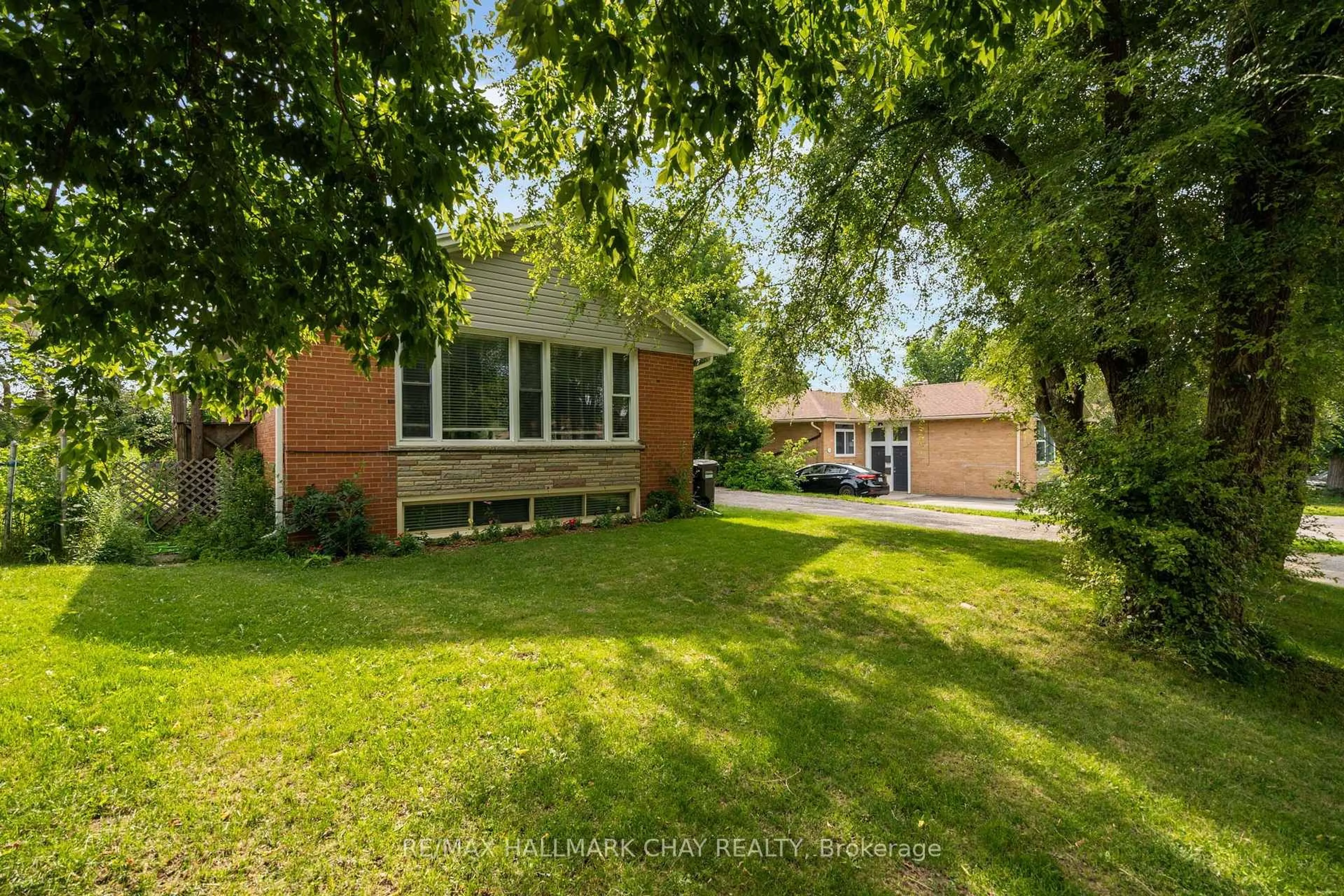 A pic from outside/outdoor area/front of a property/back of a property/a pic from drone, street for 254 St Vincent St, Barrie Ontario L4M 3Z8