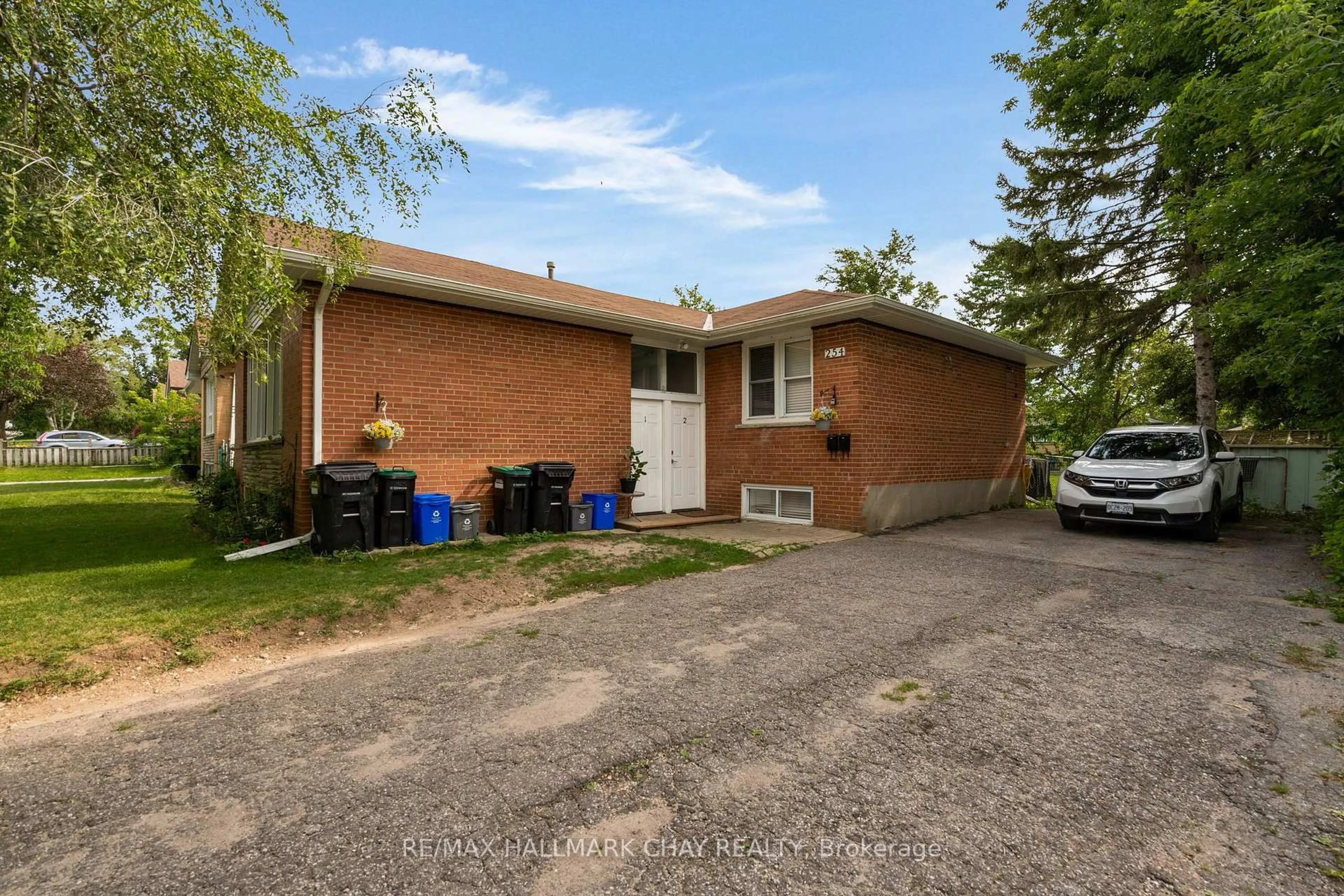 Home with brick exterior material, street for 254 St Vincent St, Barrie Ontario L4M 3Z8
