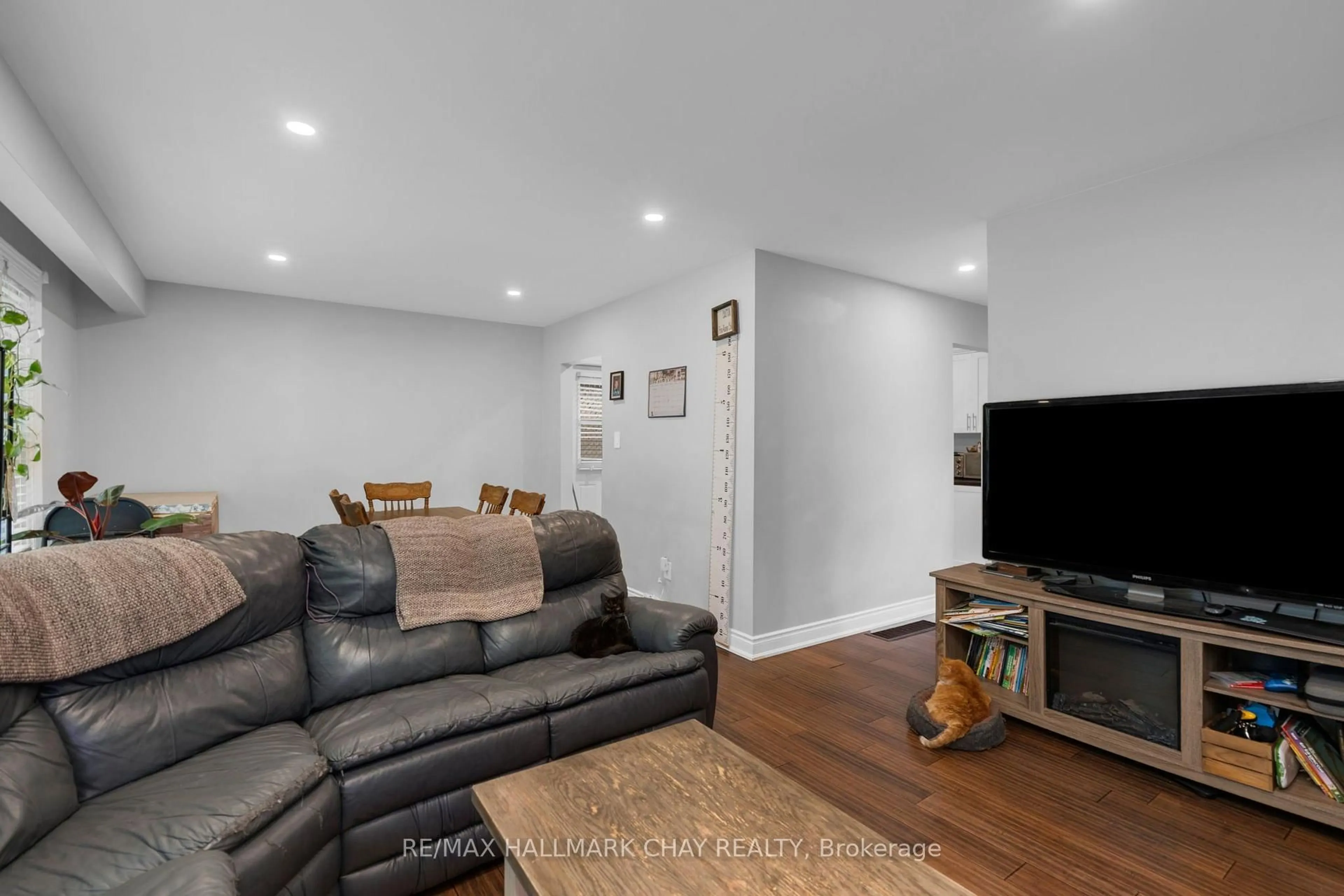 Living room with furniture, unknown for 254 St Vincent St, Barrie Ontario L4M 3Z8