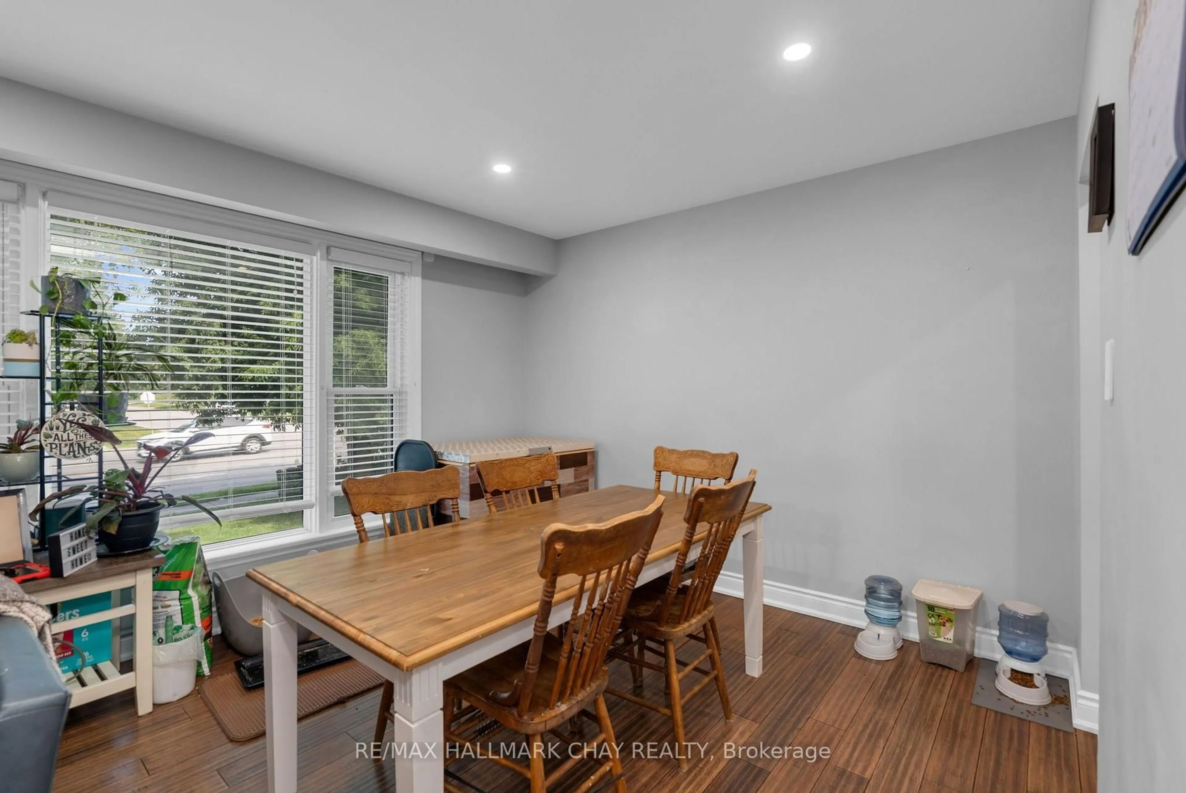 Dining room, wood/laminate floor for 254 St Vincent St, Barrie Ontario L4M 3Z8