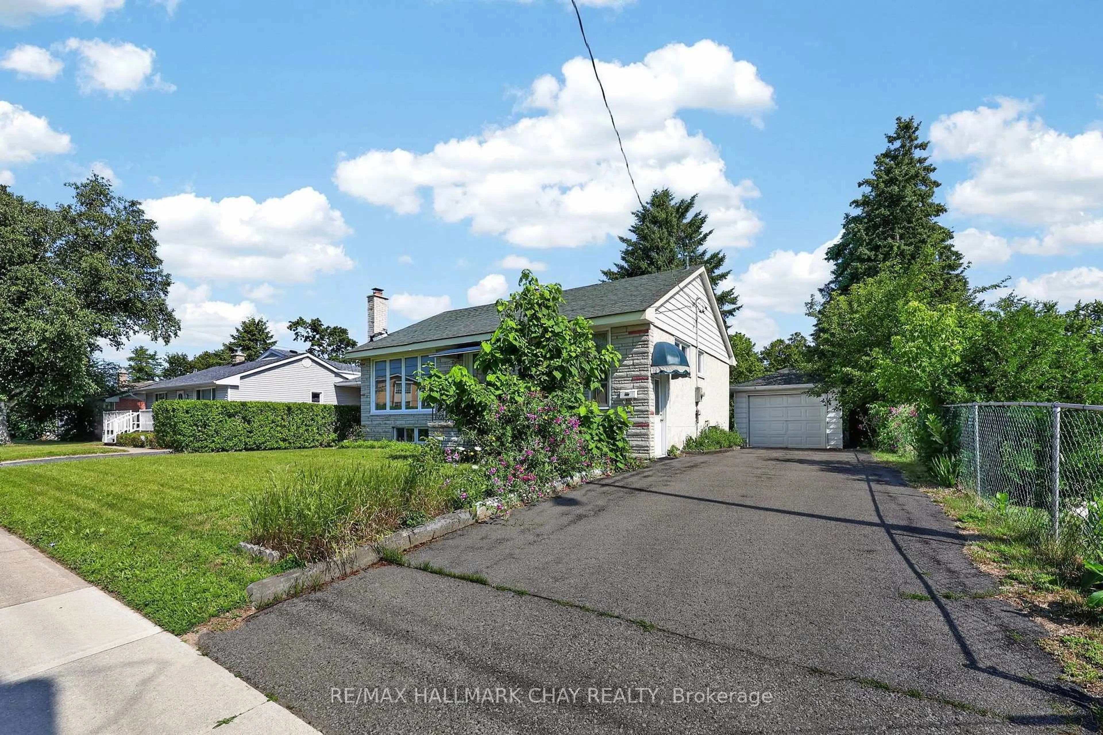 A pic from outside/outdoor area/front of a property/back of a property/a pic from drone, street for 348 Grove St, Barrie Ontario L4M 2R5