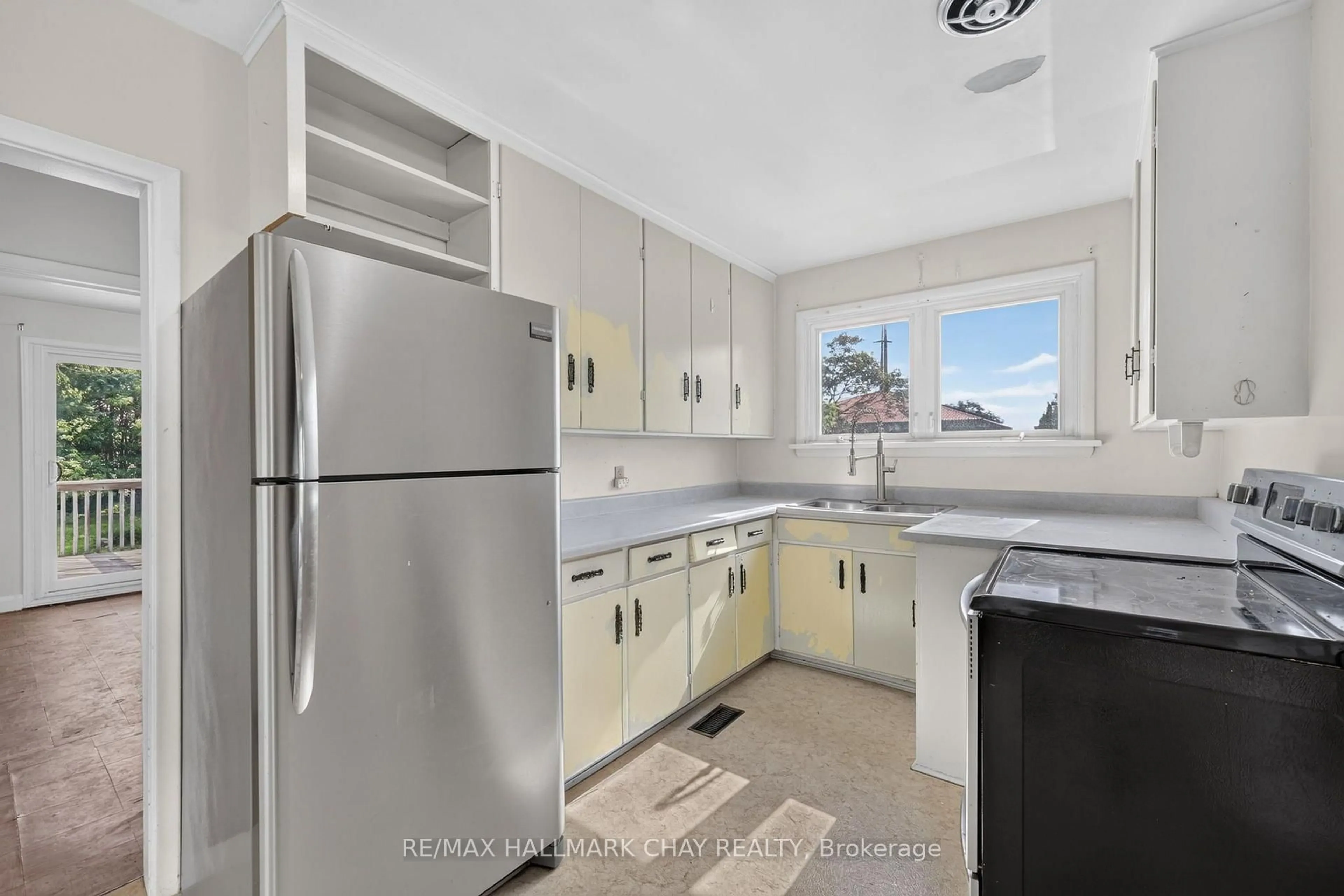 Standard kitchen, ceramic/tile floor for 348 Grove St, Barrie Ontario L4M 2R5