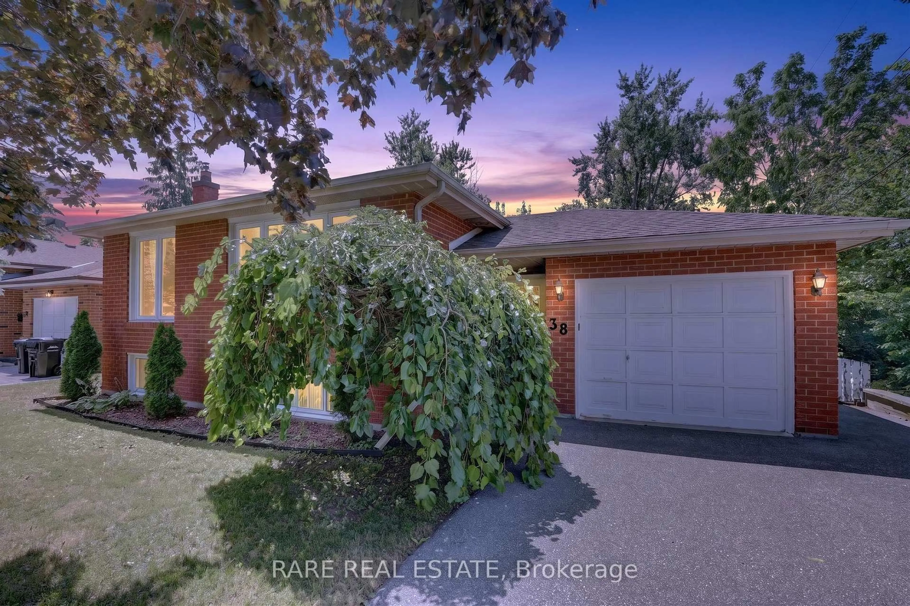 A pic from outside/outdoor area/front of a property/back of a property/a pic from drone, street for 38 Lay St, Barrie Ontario L4M 4A7
