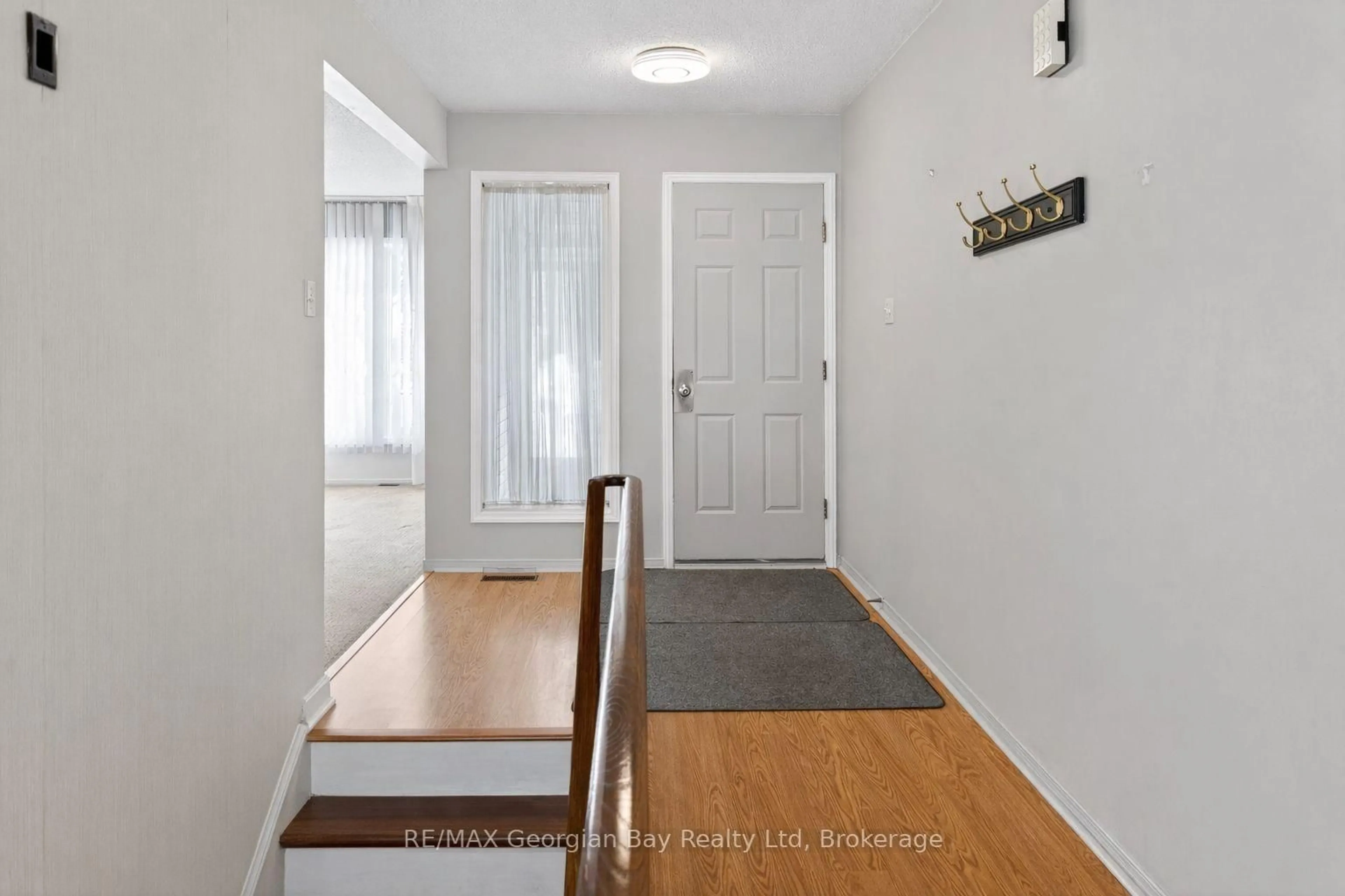 Indoor entryway for 1032 Dominion Ave, Midland Ontario L4R 1S9