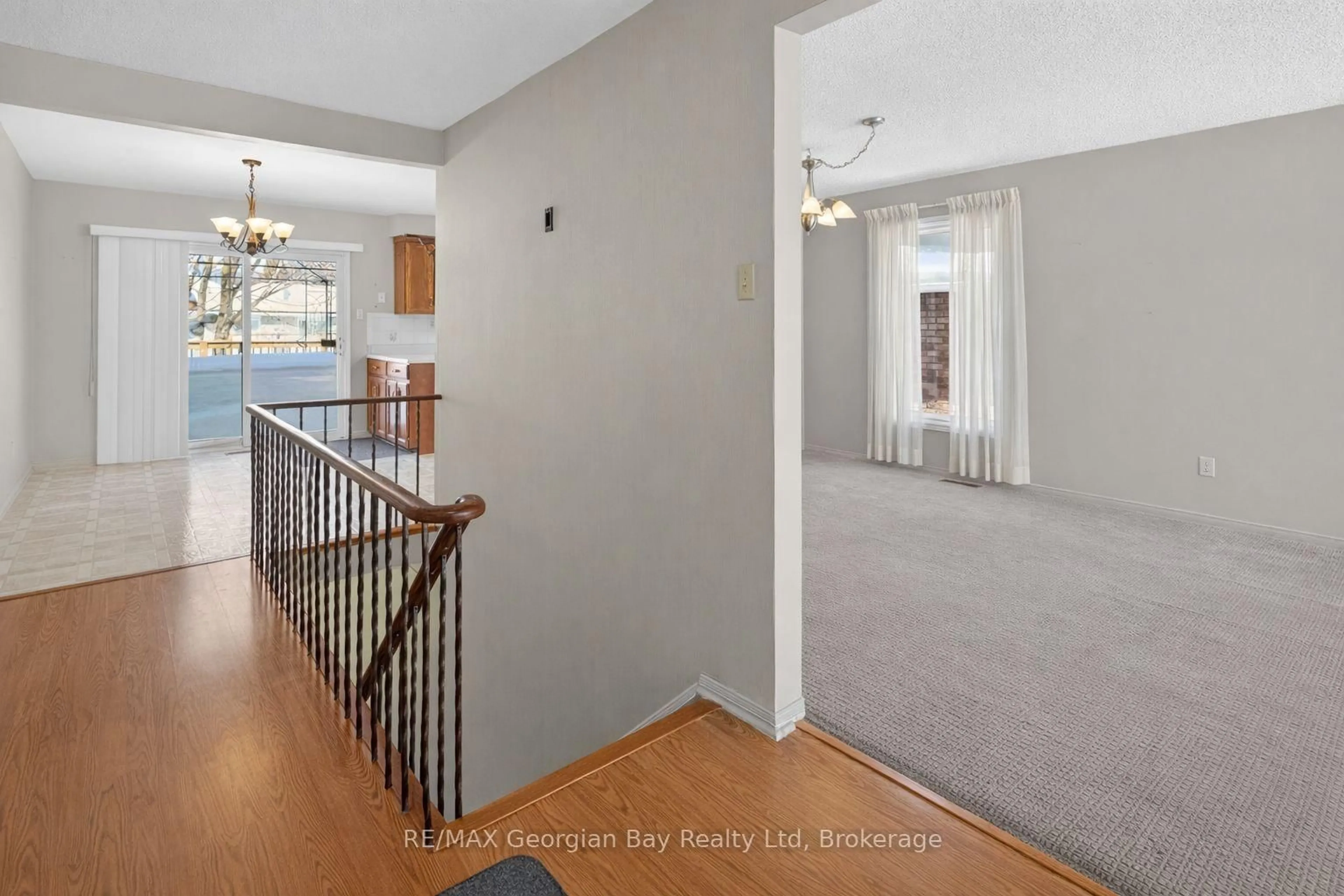 Indoor entryway for 1032 Dominion Ave, Midland Ontario L4R 1S9