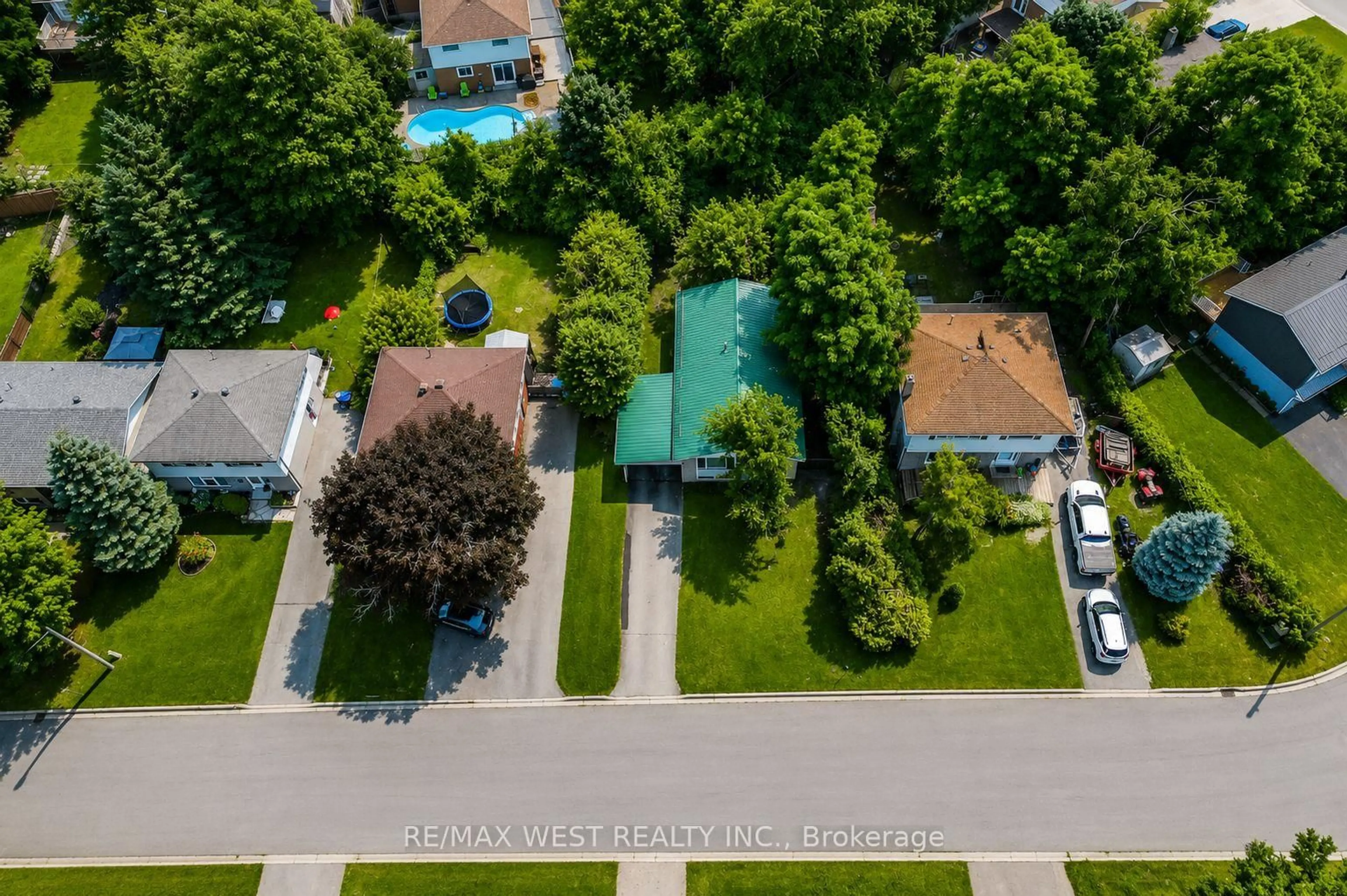 A pic from outside/outdoor area/front of a property/back of a property/a pic from drone, water/lake/river/ocean view for 747 Birchwood Dr, Midland Ontario L4R 2P8
