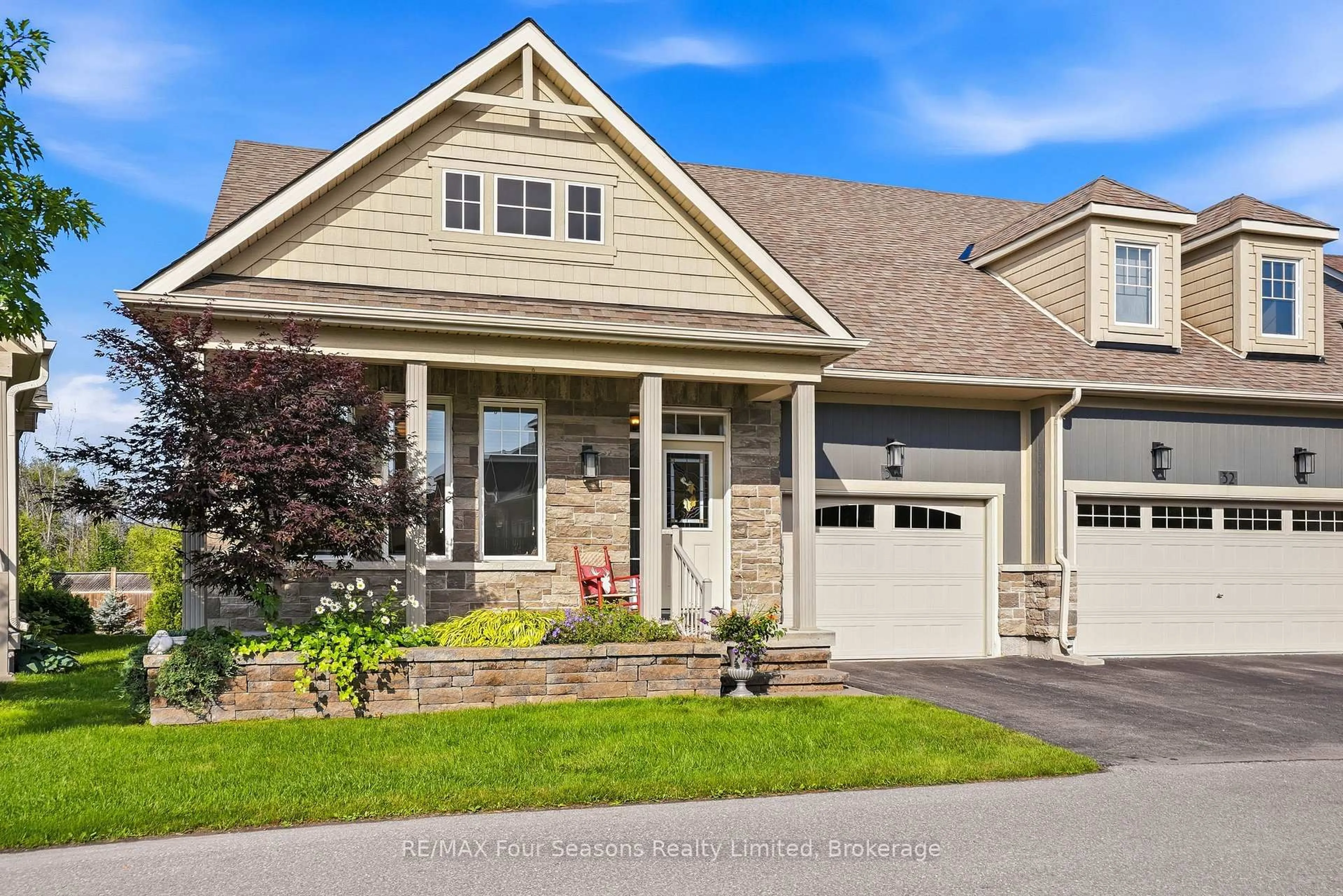 Home with vinyl exterior material, street for 34 Kari Cres #33, Collingwood Ontario L9Y 0Z6