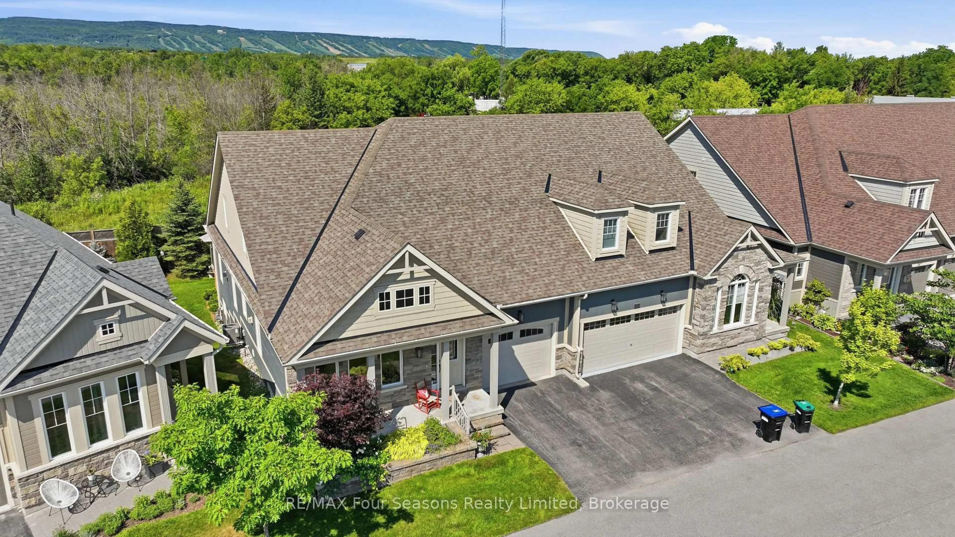 A pic from outside/outdoor area/front of a property/back of a property/a pic from drone, unknown for 34 Kari Cres, Collingwood Ontario L9Y 0Z6