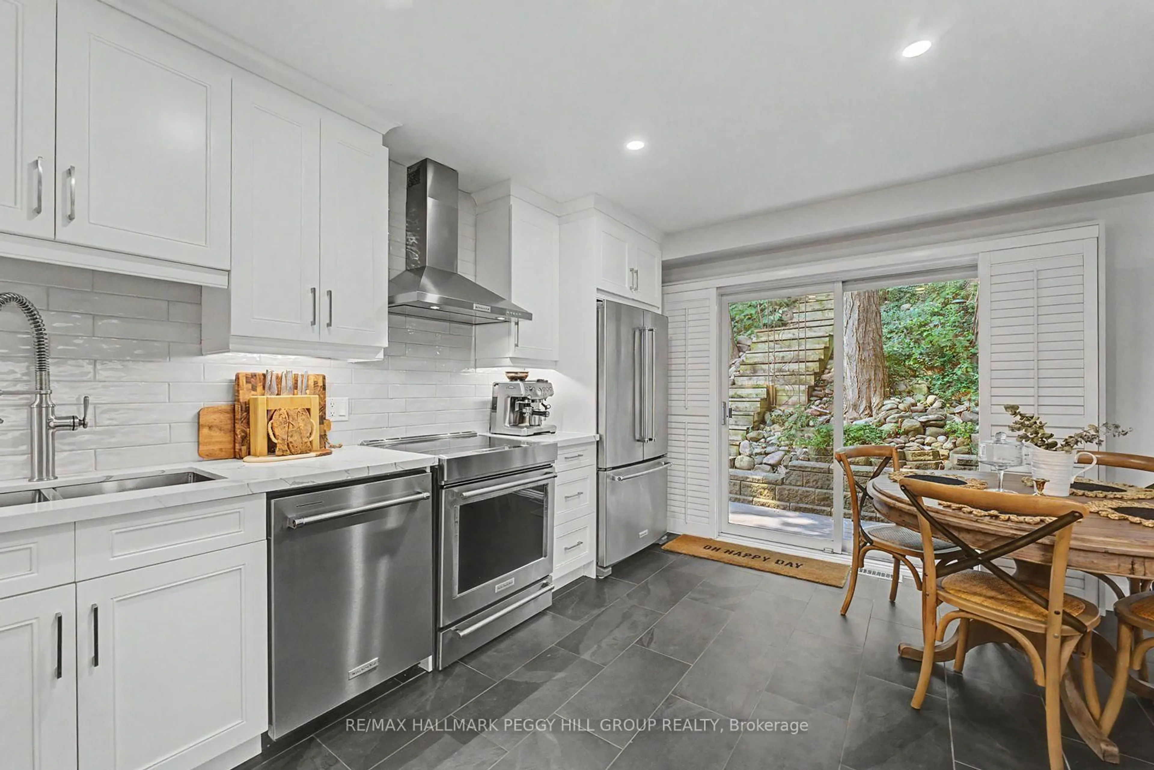 Open concept kitchen, ceramic/tile floor for 176B Collier St, Barrie Ontario L4M 1H7