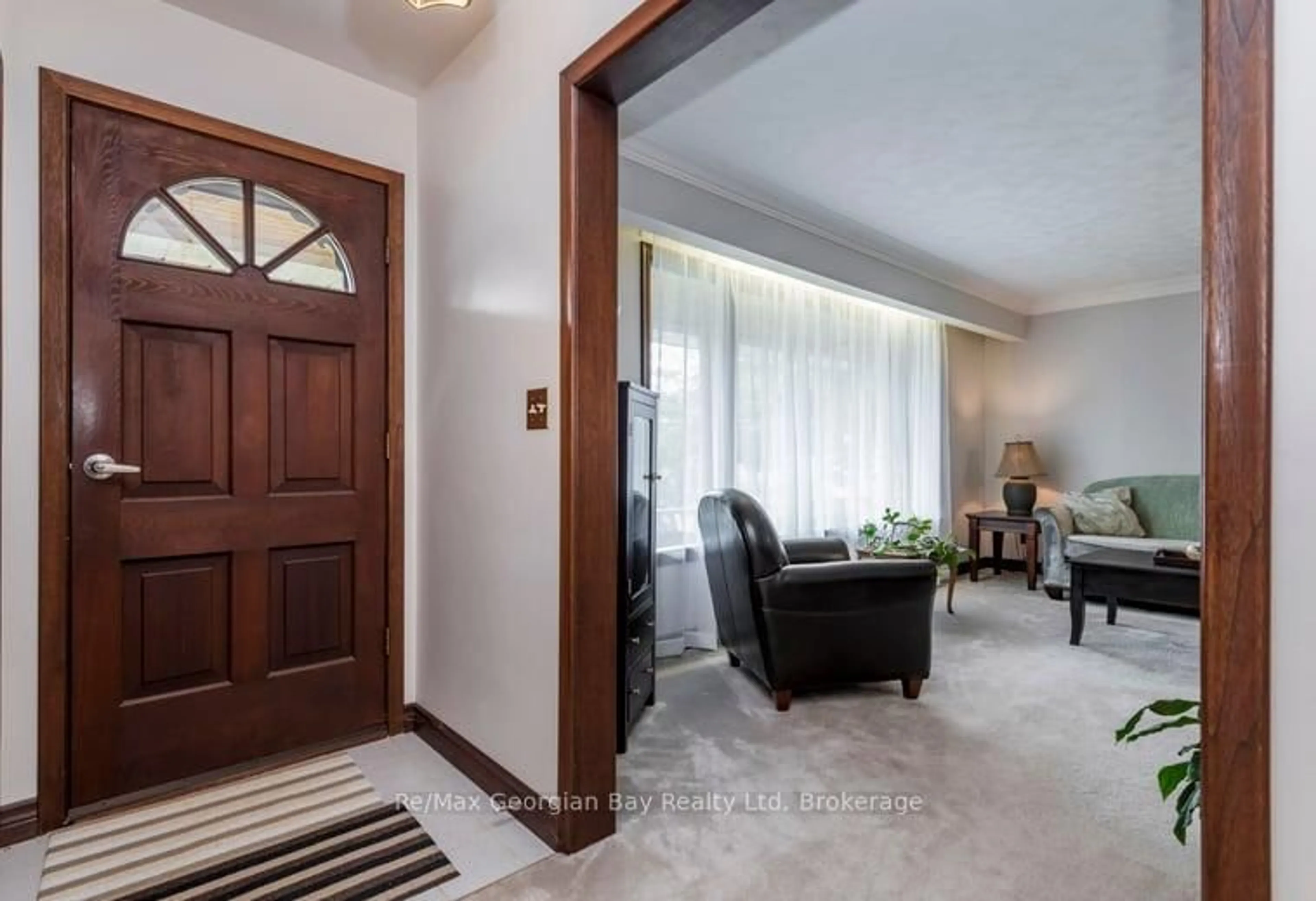 Indoor entryway for 52 Gray St, Severn Ontario L0K 1E0