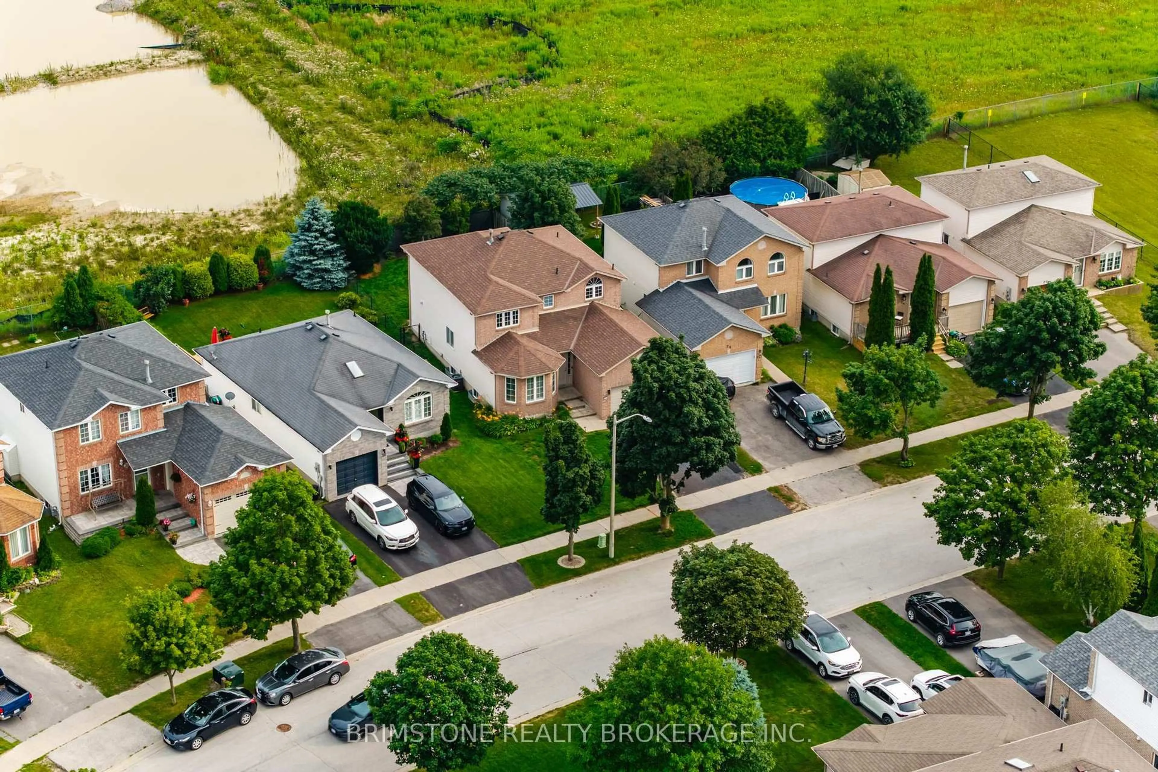 A pic from outside/outdoor area/front of a property/back of a property/a pic from drone, street for 28 Selkirk Cres, Barrie Ontario L4N 8G2