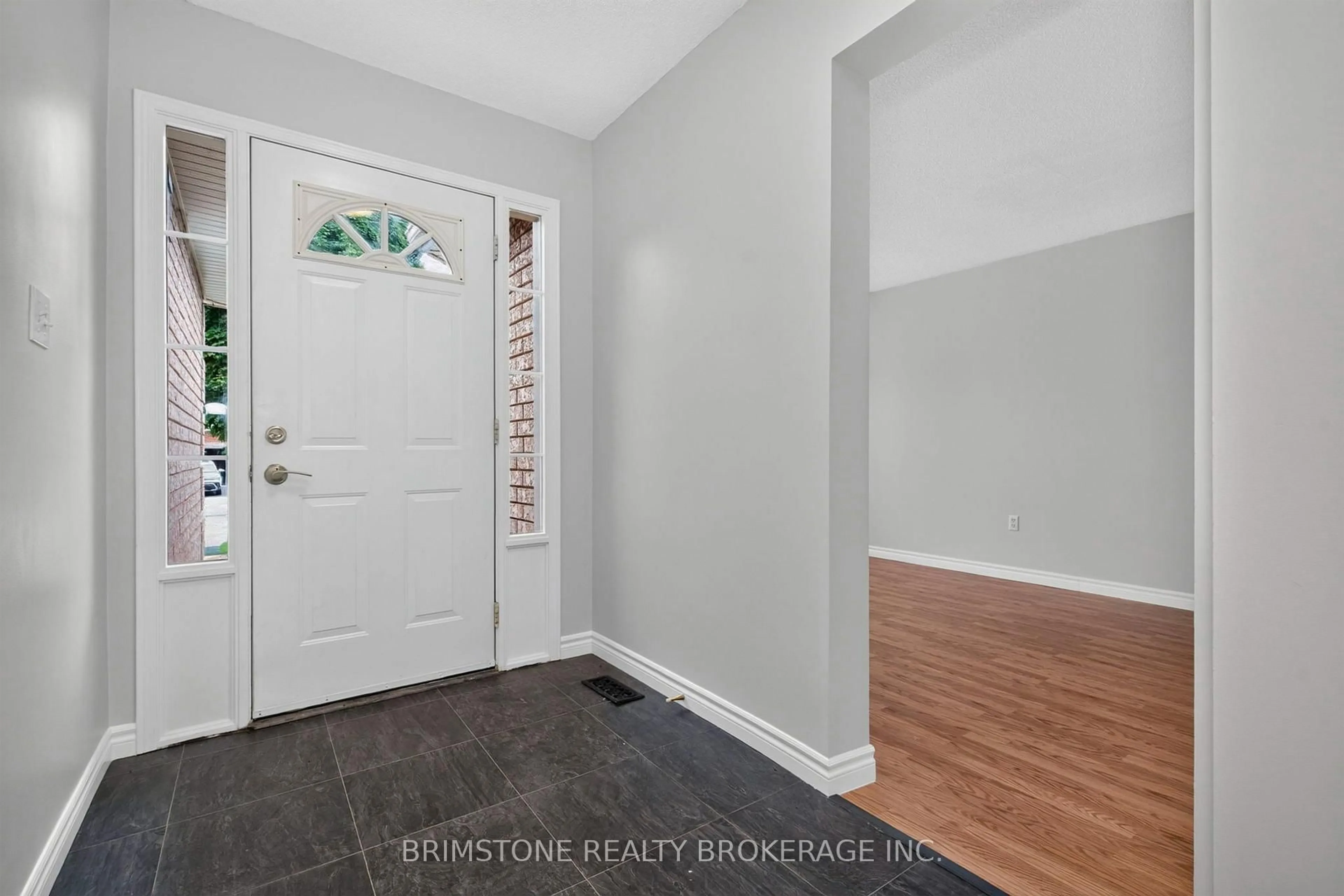 Indoor entryway for 28 Selkirk Cres, Barrie Ontario L4N 8G2
