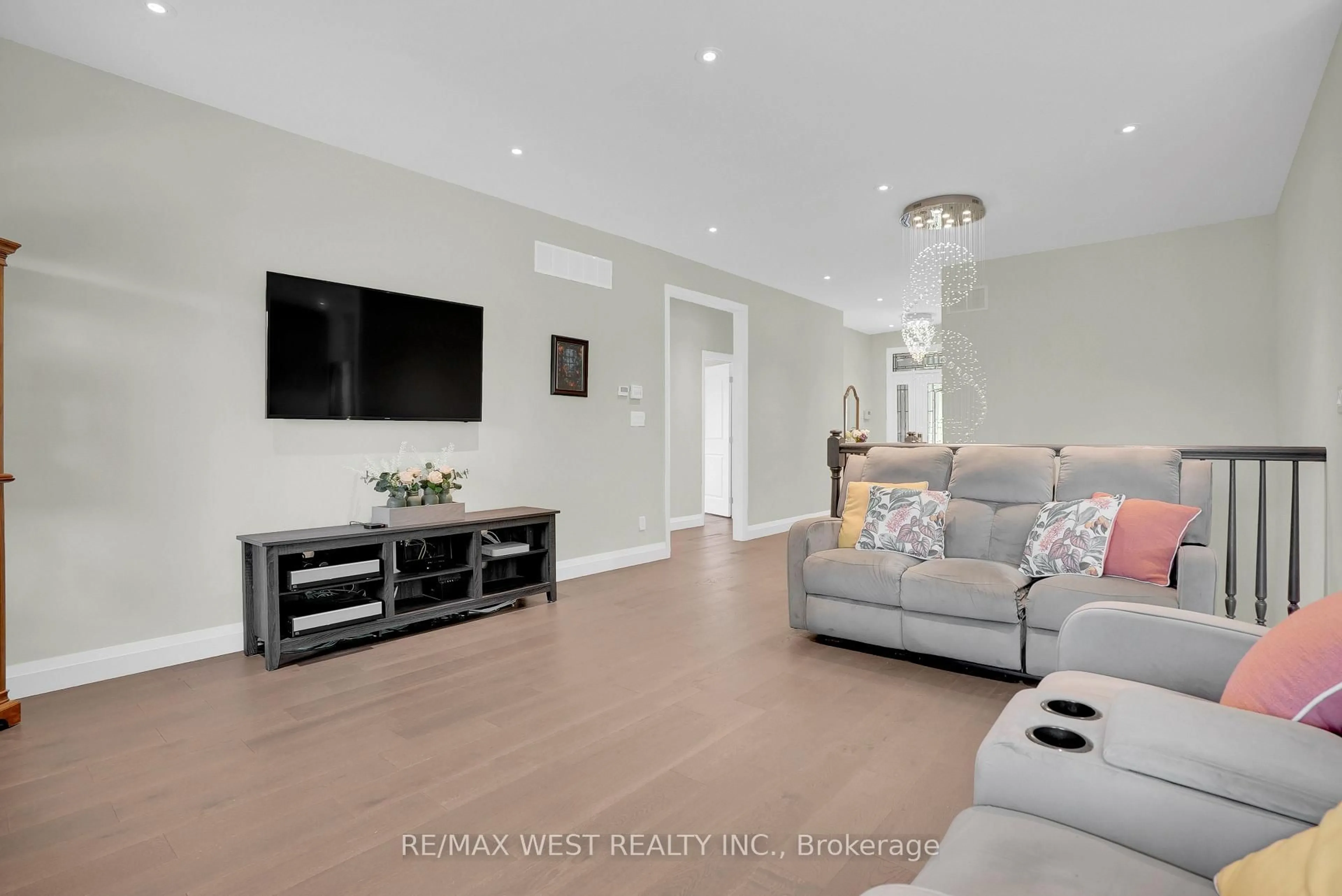 Living room with furniture, unknown for 4098 Concession 12 Sunnidale Rd, Clearview Ontario L0M 1S0