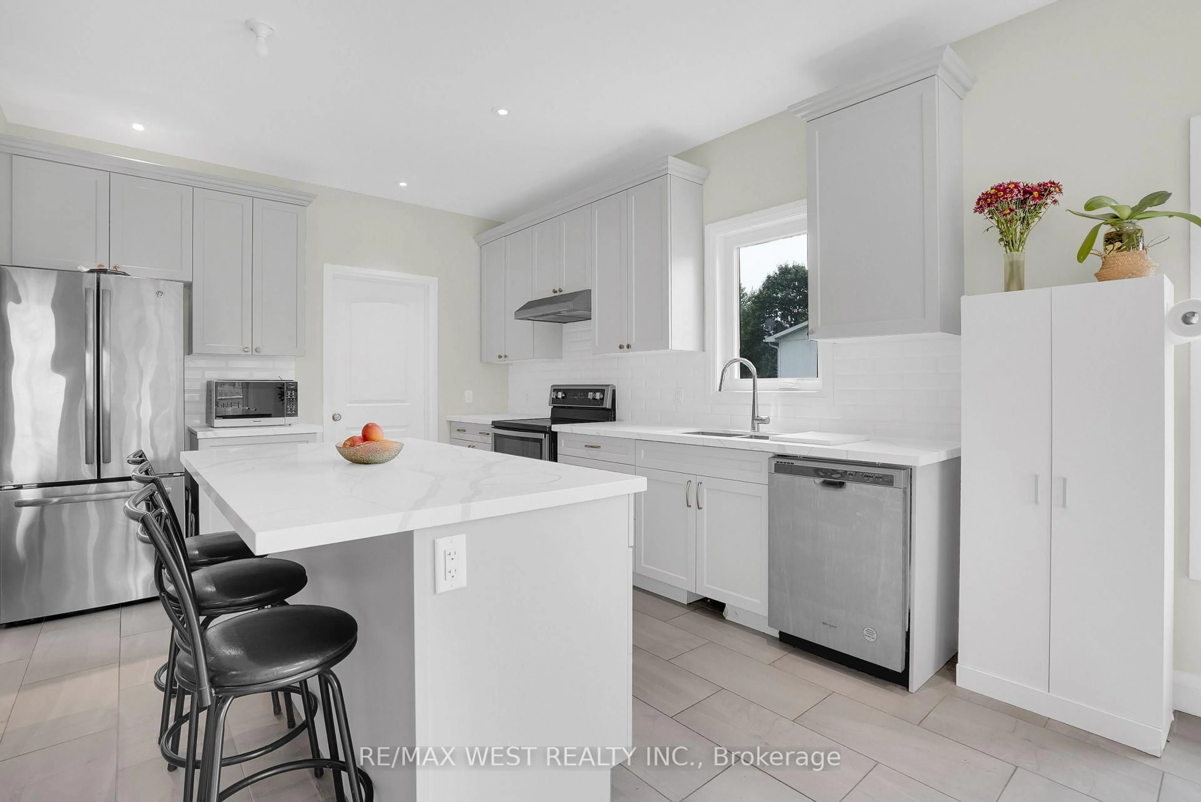 Contemporary kitchen, unknown for 4098 Concession 12 Sunnidale Rd, Clearview Ontario L0M 1S0