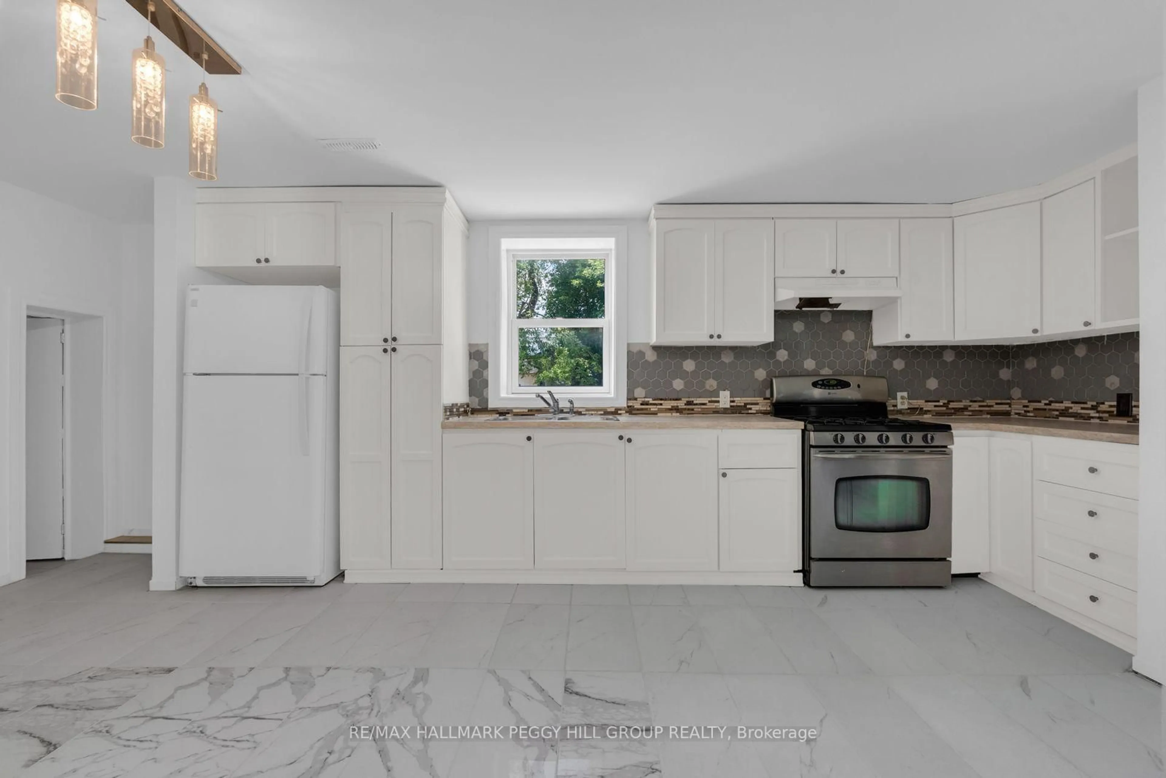 Standard kitchen, ceramic/tile floor for 132 Queen St, Springwater Ontario L0L 1P0