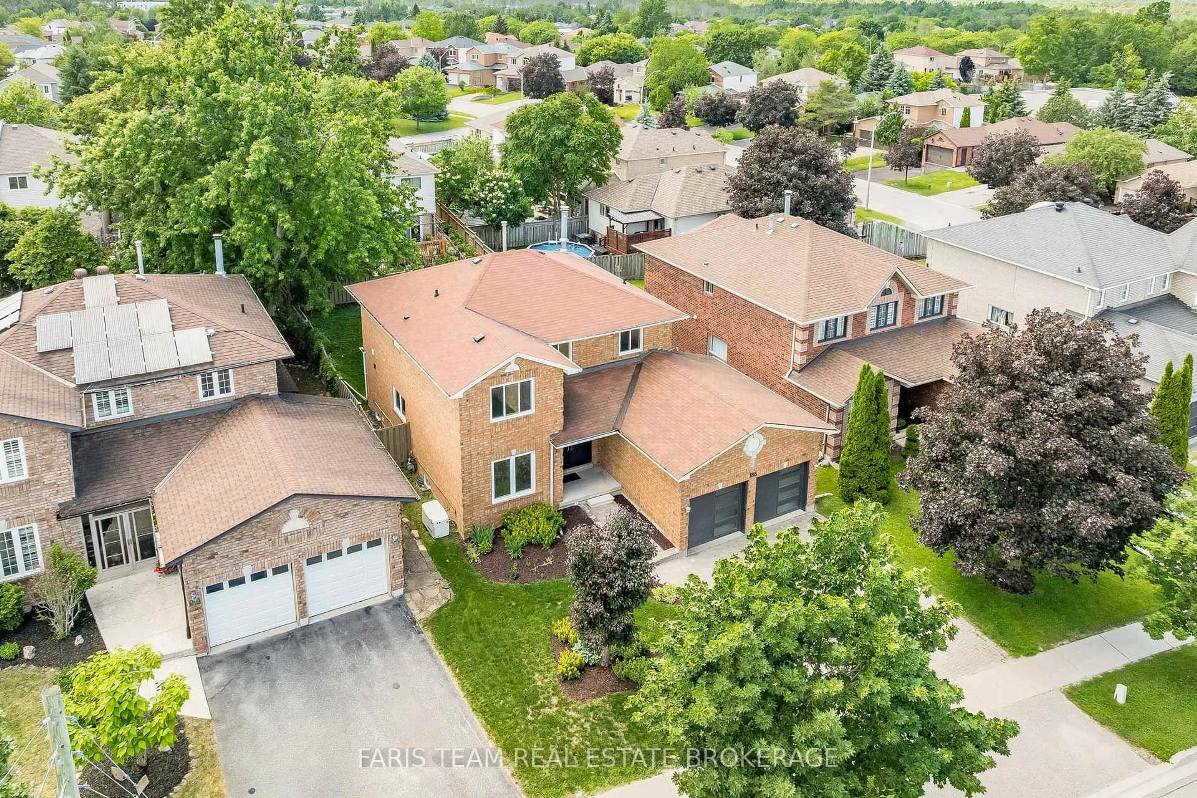 A pic from outside/outdoor area/front of a property/back of a property/a pic from drone, street for 186 Ferndale Dr, Barrie Ontario L4N 8A1