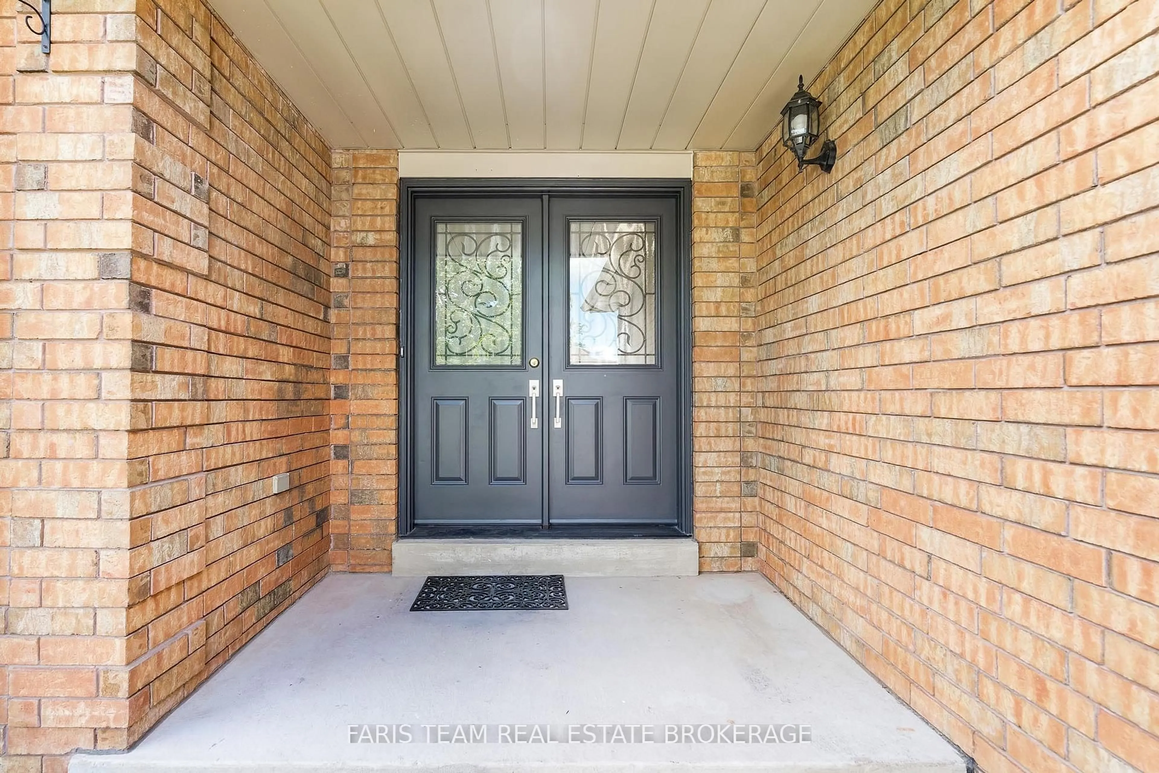 Indoor entryway for 186 Ferndale Dr, Barrie Ontario L4N 8A1