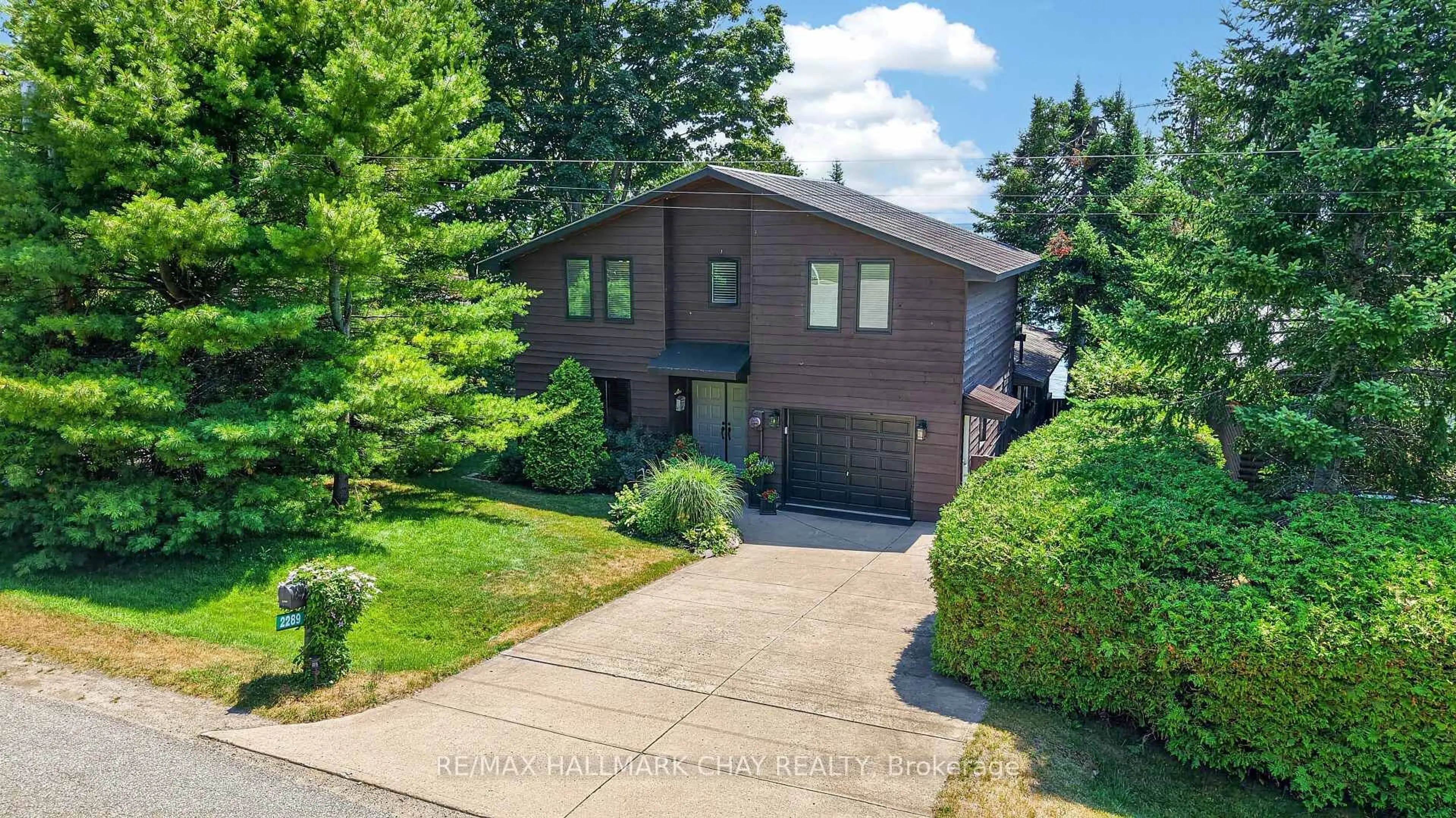 A pic from outside/outdoor area/front of a property/back of a property/a pic from drone, street for 2289 Lakeshore Rd, Oro-Medonte Ontario L0L 1T0