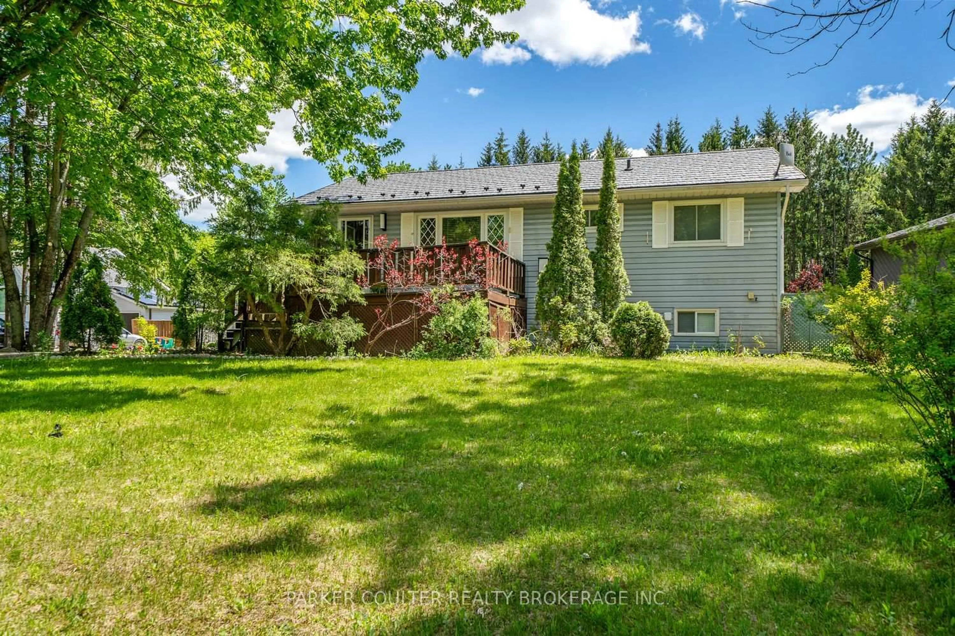 A pic from outside/outdoor area/front of a property/back of a property/a pic from drone, unknown for 8020 Park Lane Cres, Severn Ontario L0K 2B0