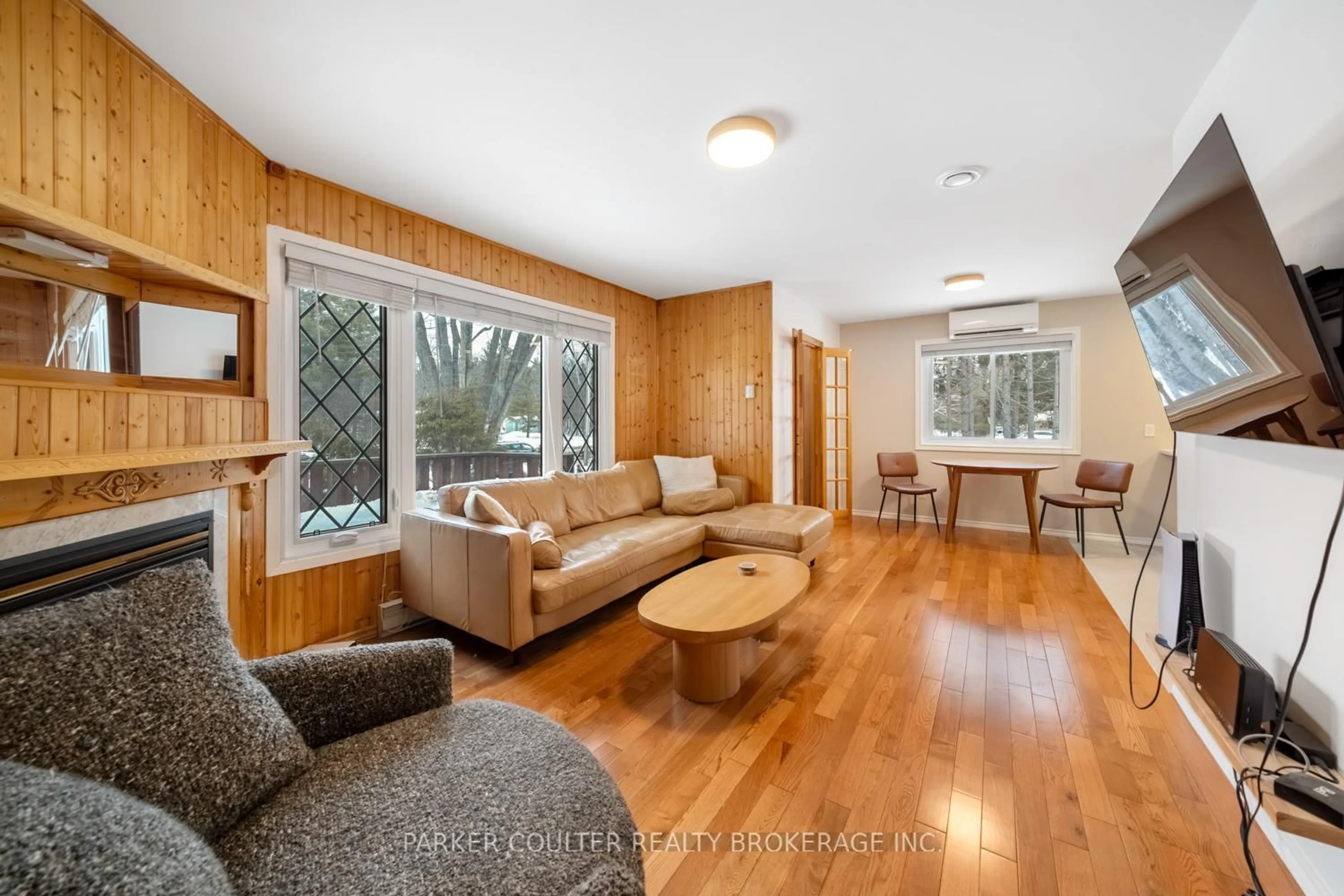 Living room with furniture, wood/laminate floor for 8020 Park Lane Cres, Severn Ontario L0K 2B0
