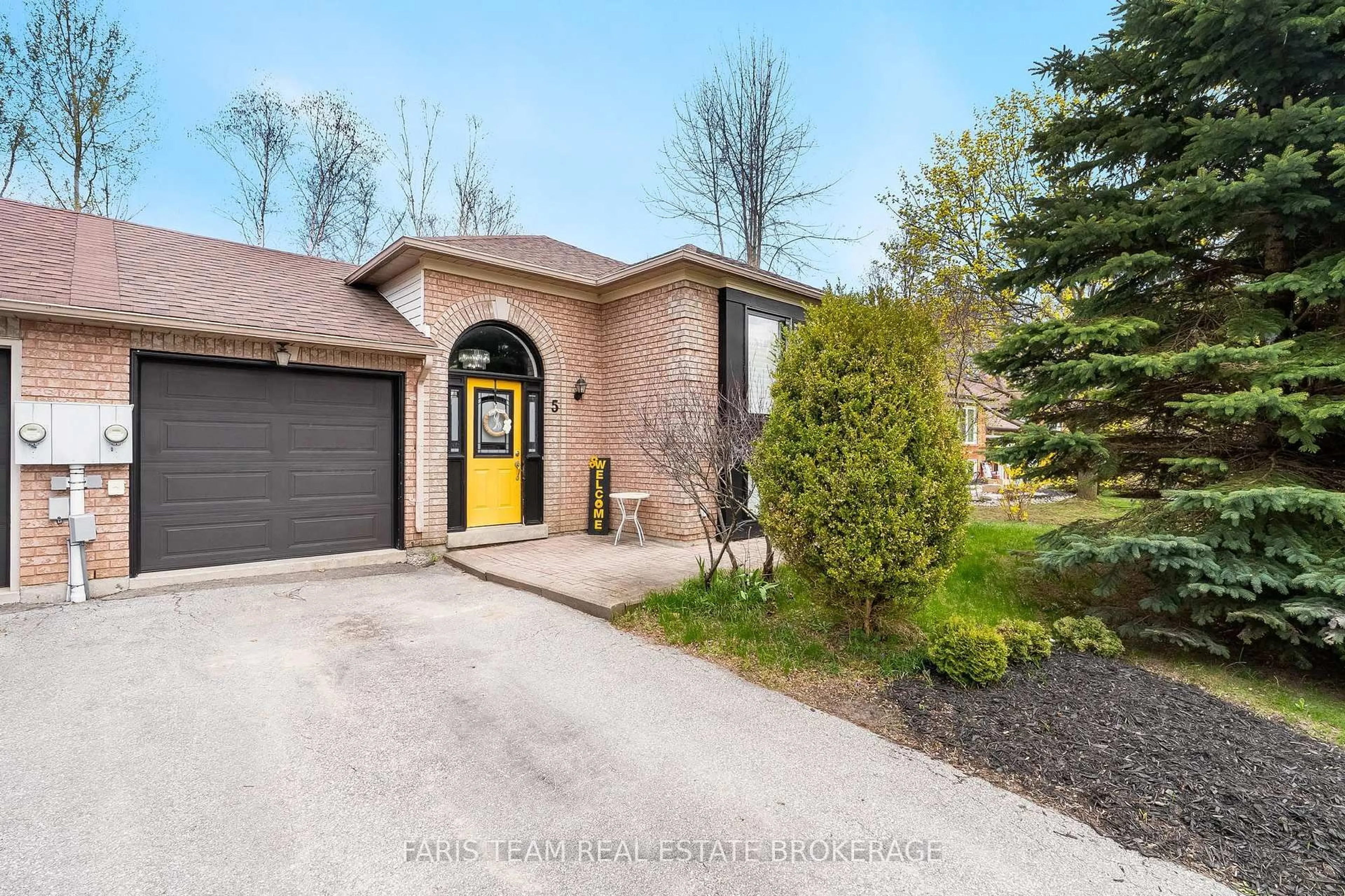 Home with brick exterior material, street for 5 Harbour Cres, Wasaga Beach Ontario L9Z 1G4