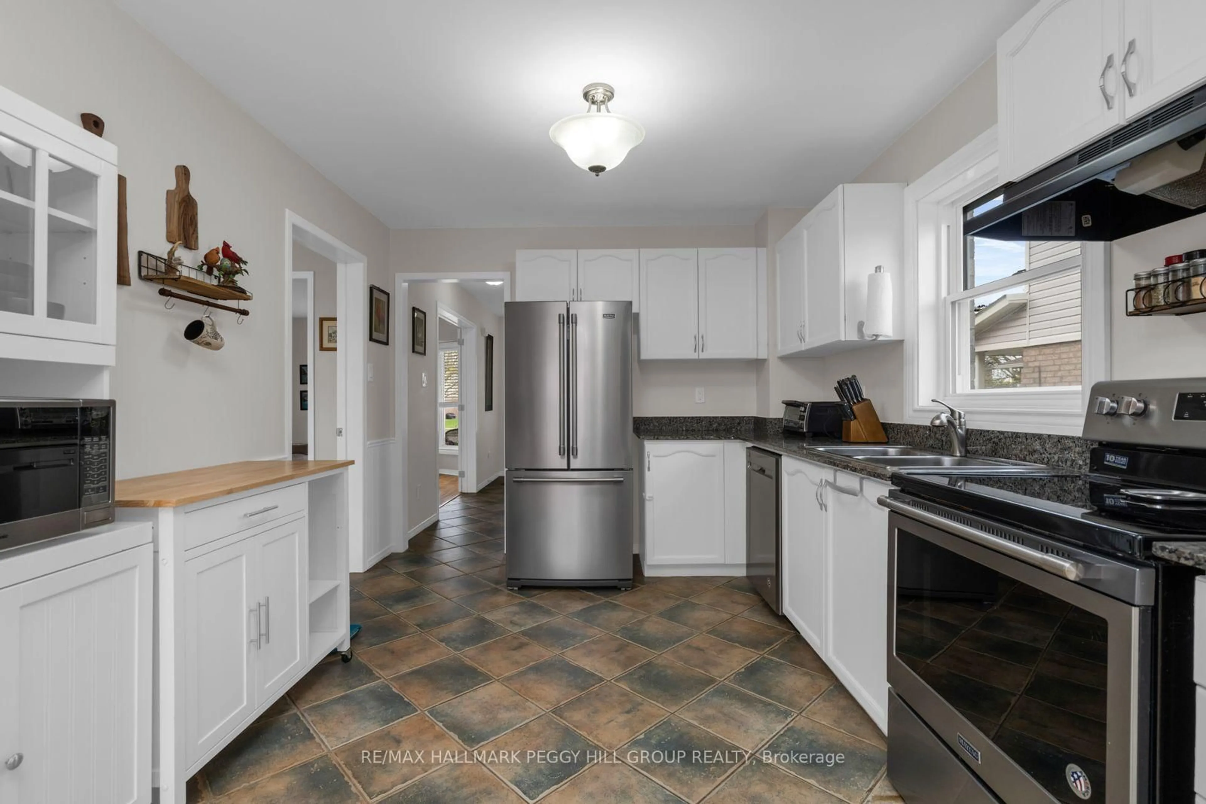Standard kitchen, ceramic/tile floor for 45 Ward Dr, Barrie Ontario L4N 7P2